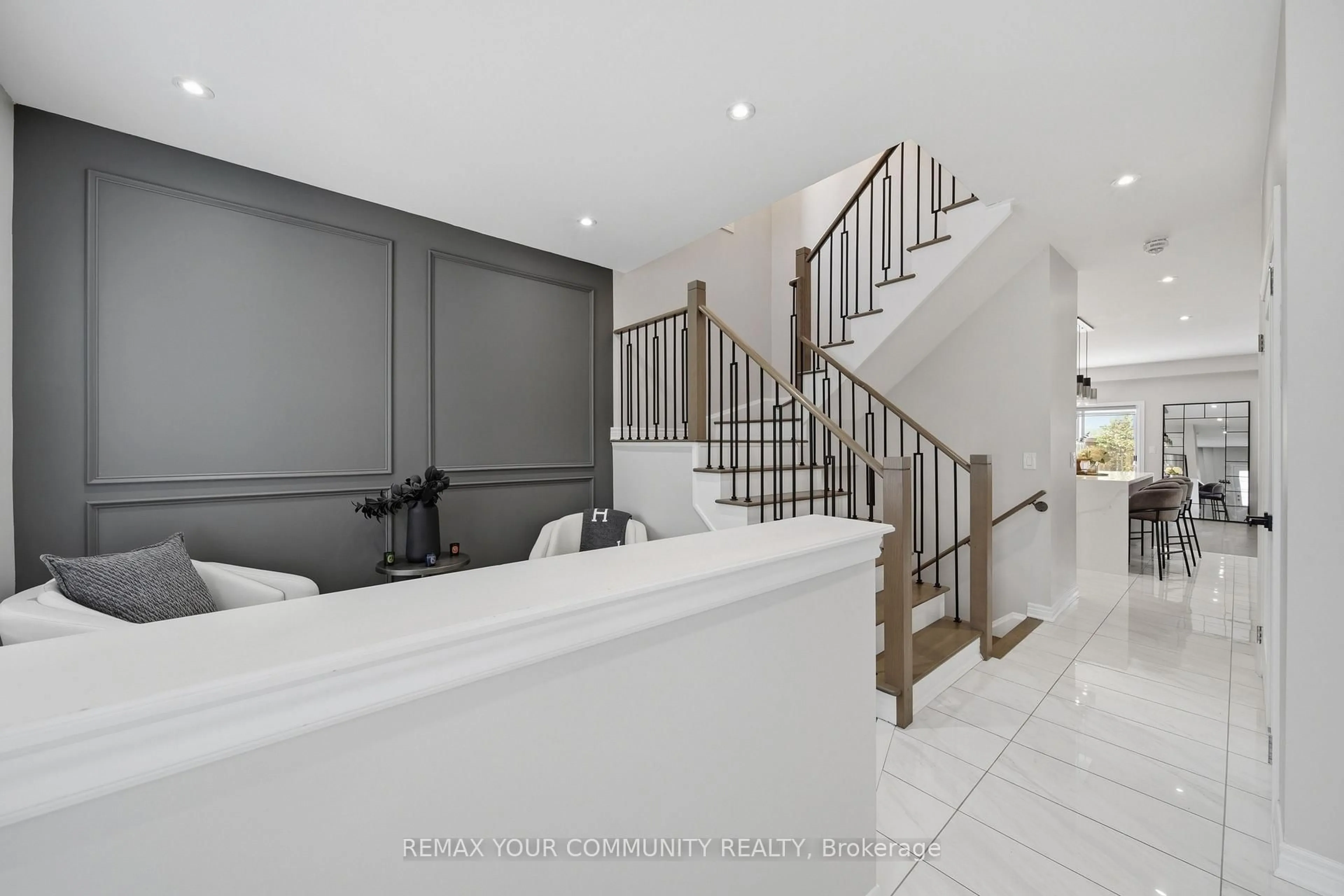 Indoor foyer for 275 Sharon Creek Dr, East Gwillimbury Ontario L9N 0P4