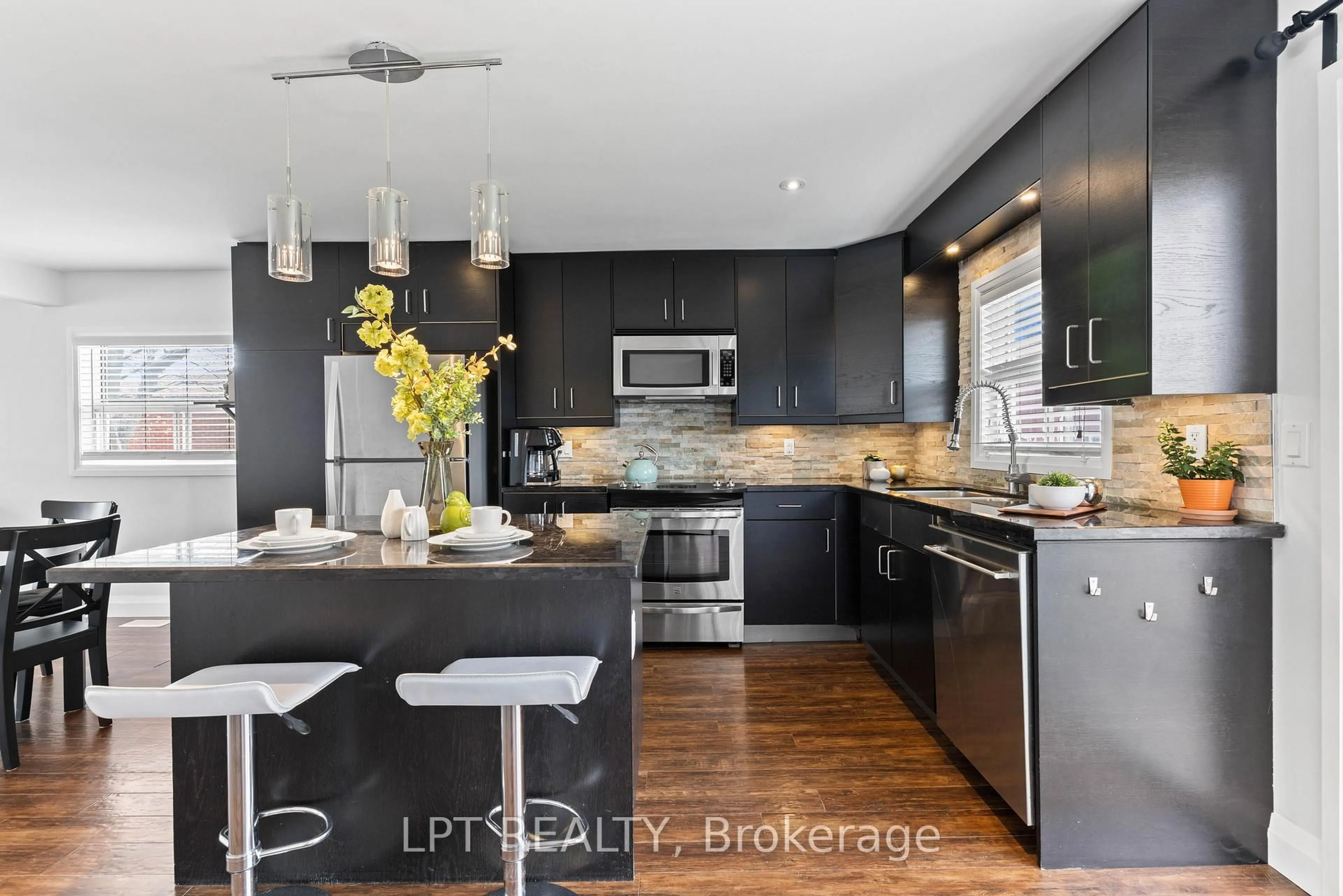 Contemporary kitchen, unknown for 818 Poplar Ave, Georgina Ontario L4P 3E9