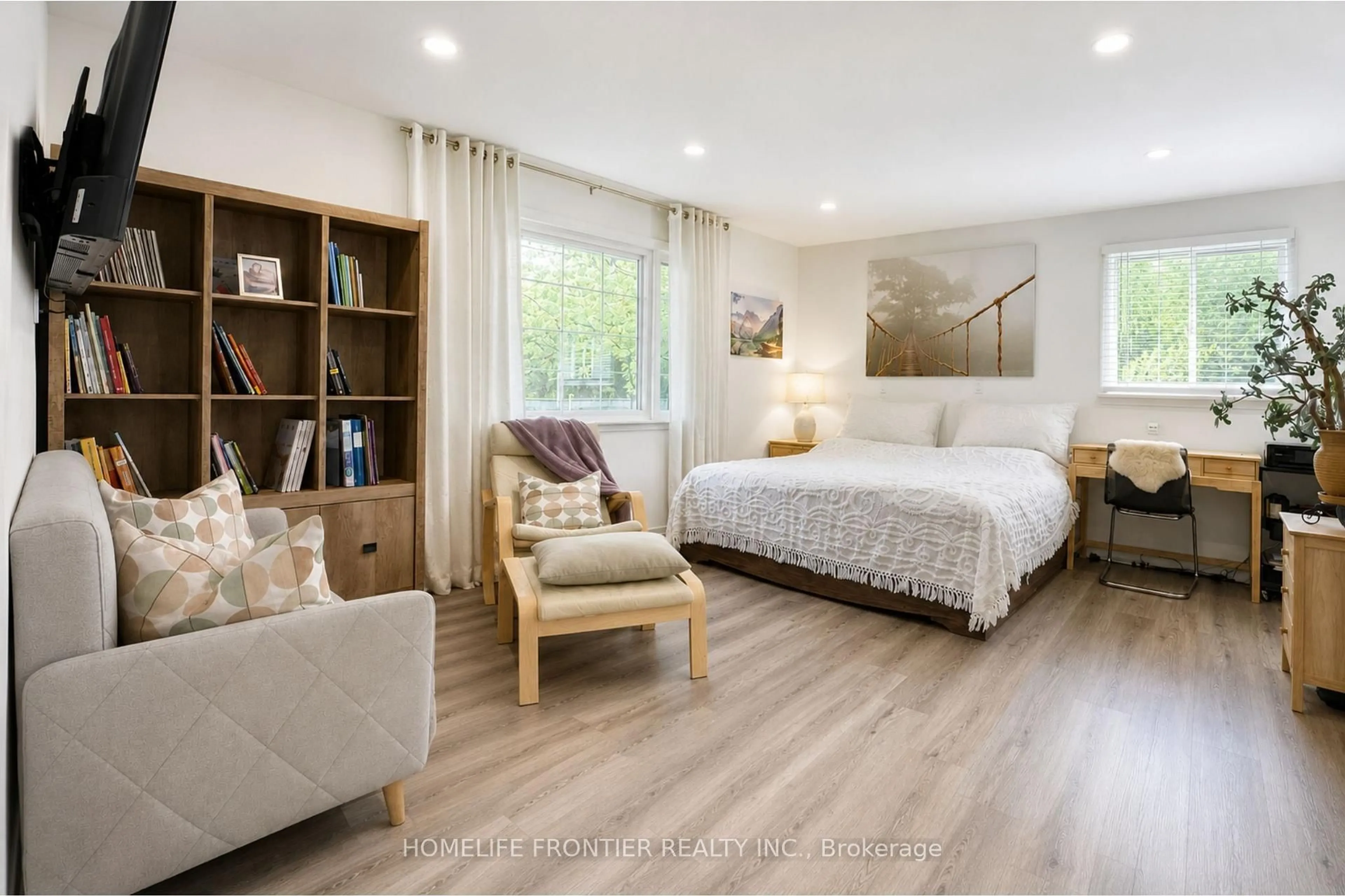Bedroom with bed, wood/laminate floor for 634 Gorham St, Newmarket Ontario L3Y 1L4