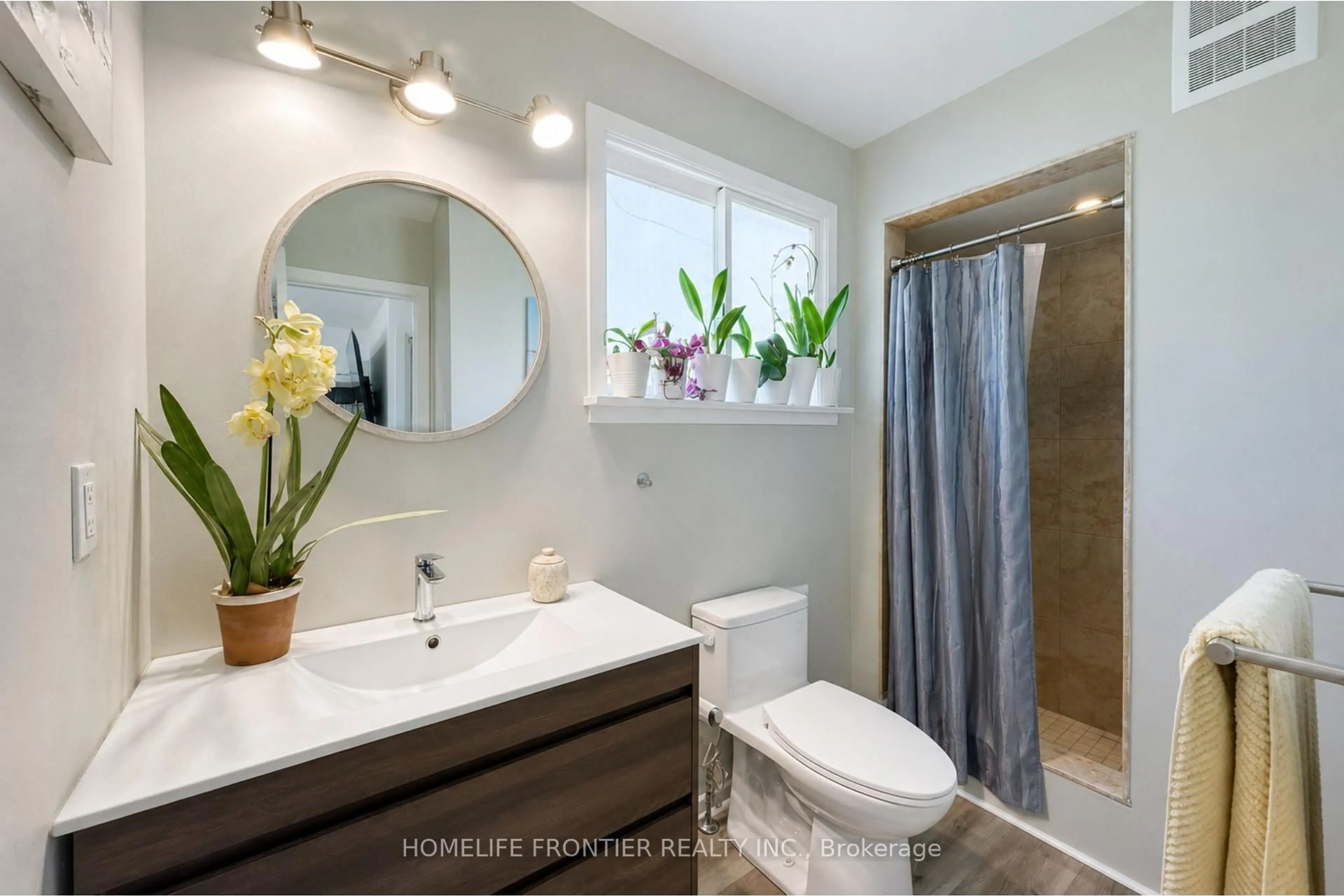 Contemporary bathroom, ceramic/tile floor for 634 Gorham St, Newmarket Ontario L3Y 1L4