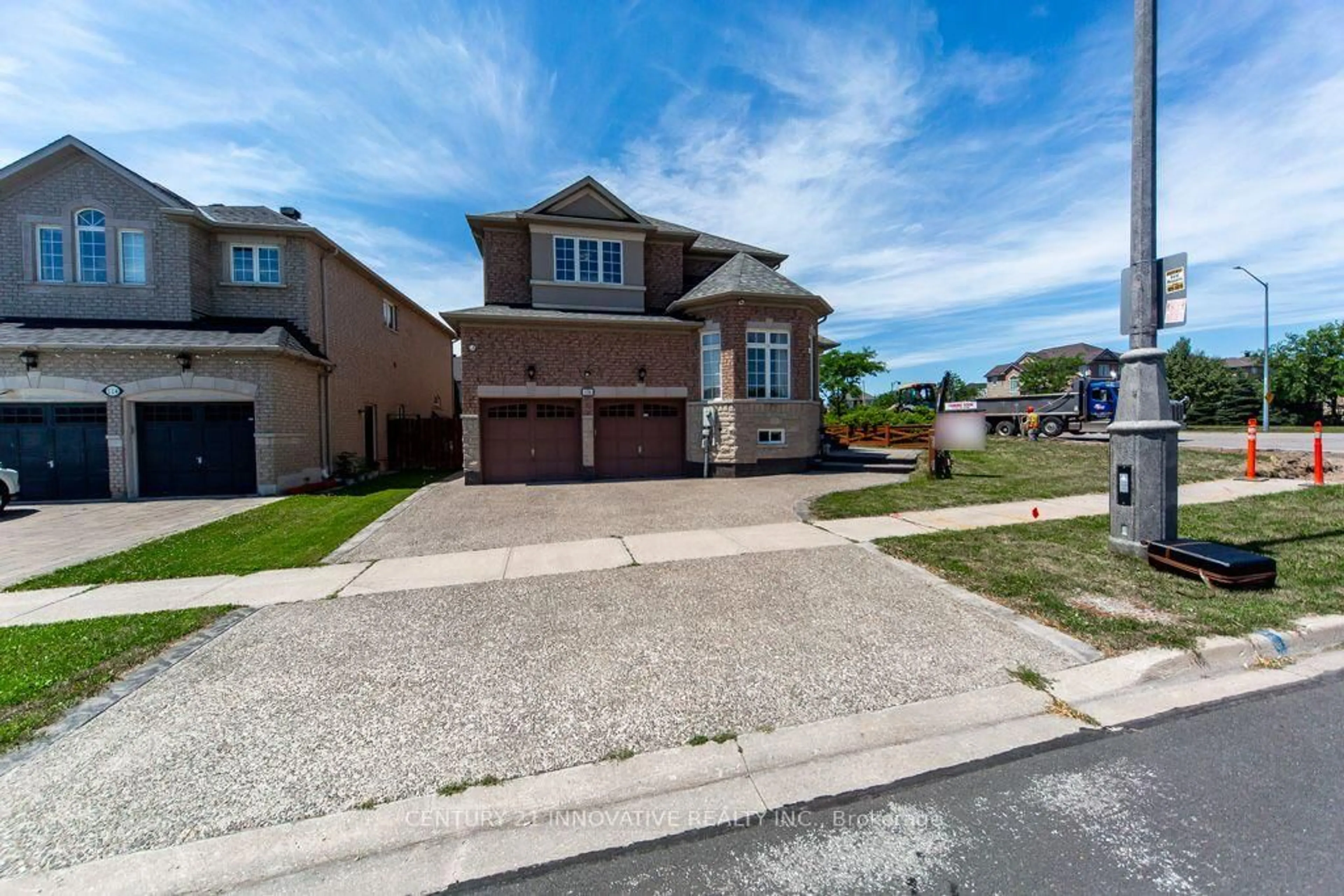 A pic from outside/outdoor area/front of a property/back of a property/a pic from drone, street for 116 Riverwalk Dr, Markham Ontario L6B 0B9