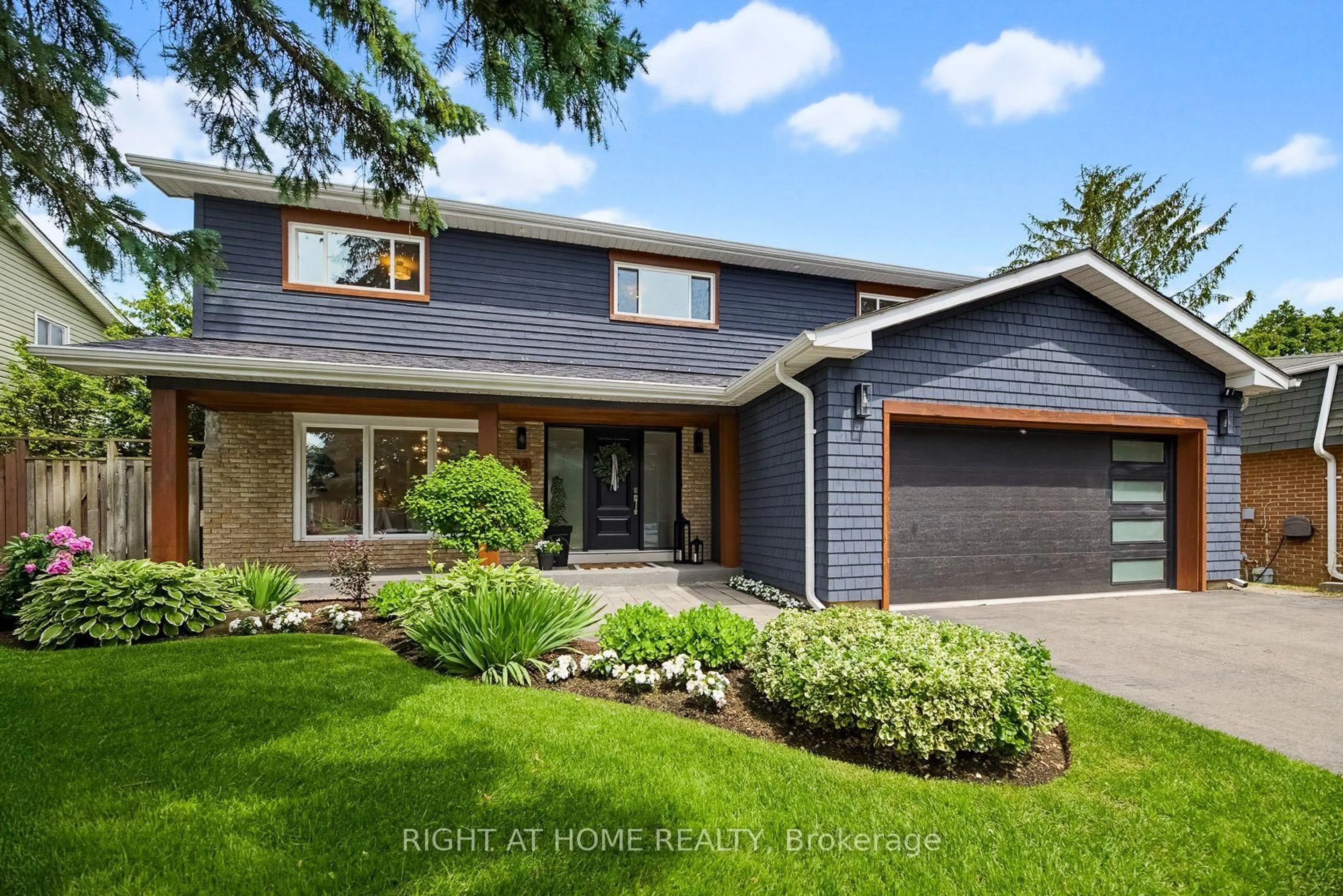 Home with brick exterior material, street for 18 Oak Lea Circ, Markham Ontario L3P 3M5