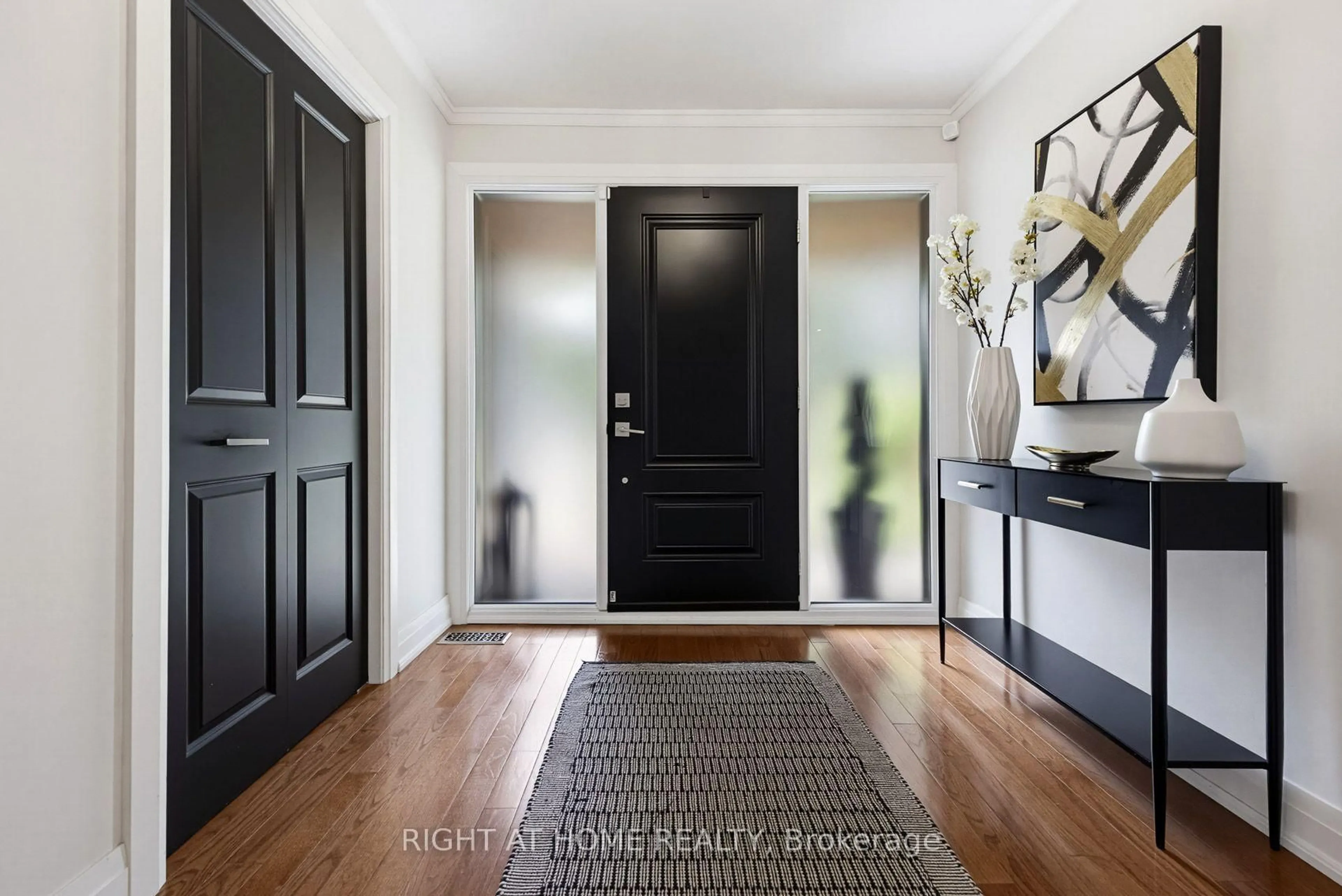 Indoor entryway for 18 Oak Lea Circ, Markham Ontario L3P 3M5