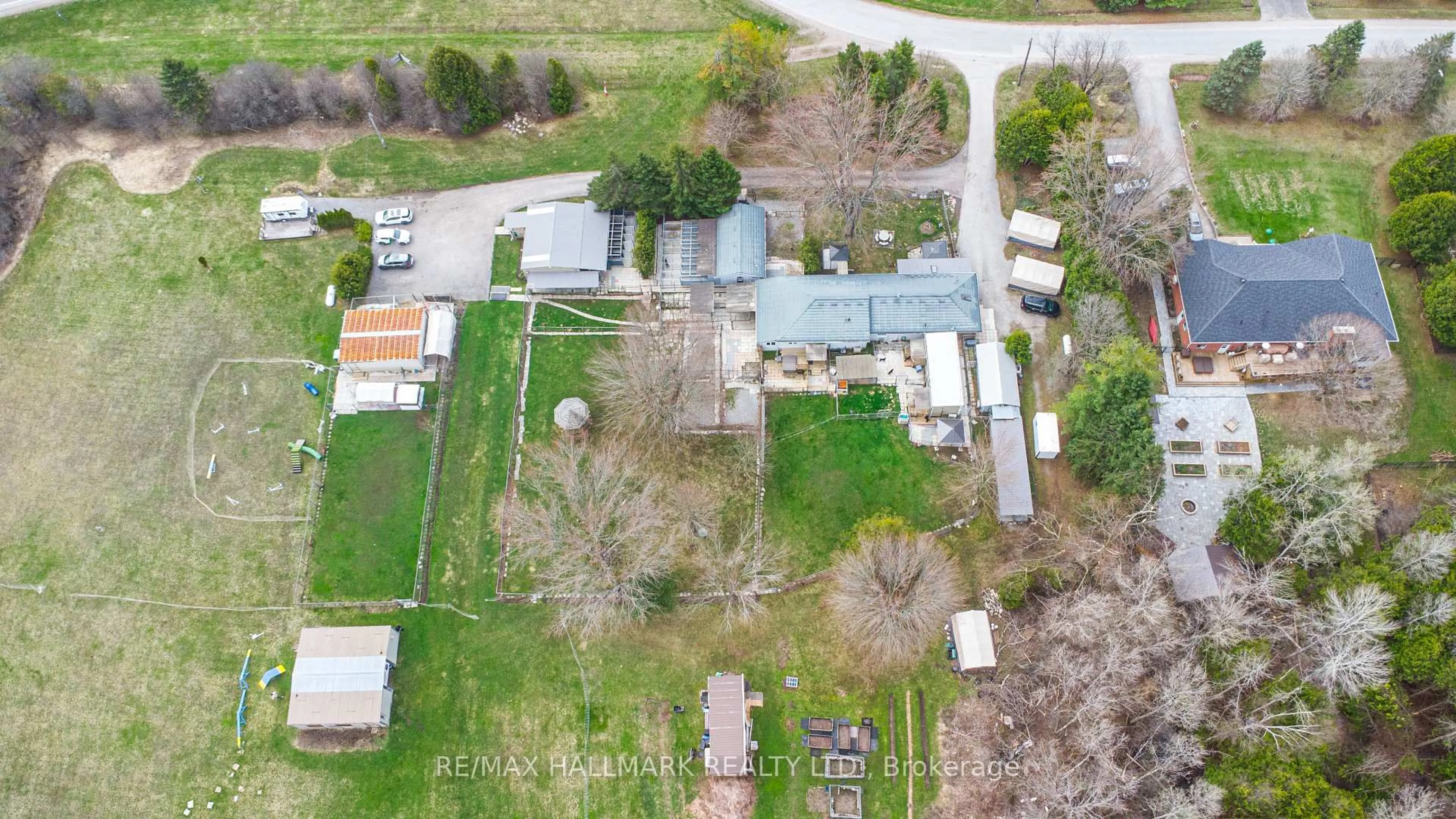 A pic from outside/outdoor area/front of a property/back of a property/a pic from drone, street for 10246 Old Shiloh Rd, Georgina Ontario L0E 1N0