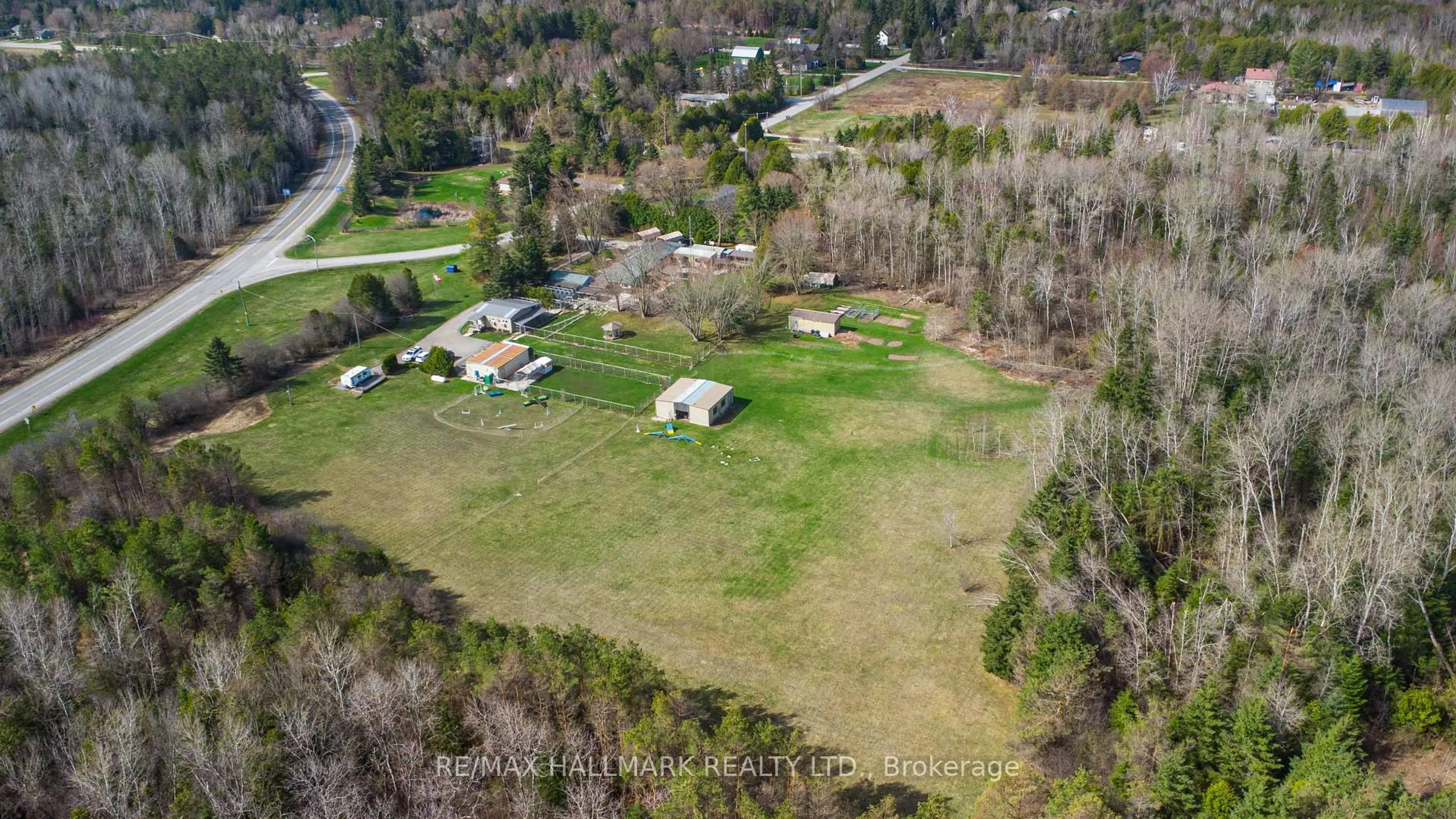 A pic from outside/outdoor area/front of a property/back of a property/a pic from drone, street for 10246 Old Shiloh Rd, Georgina Ontario L0E 1N0