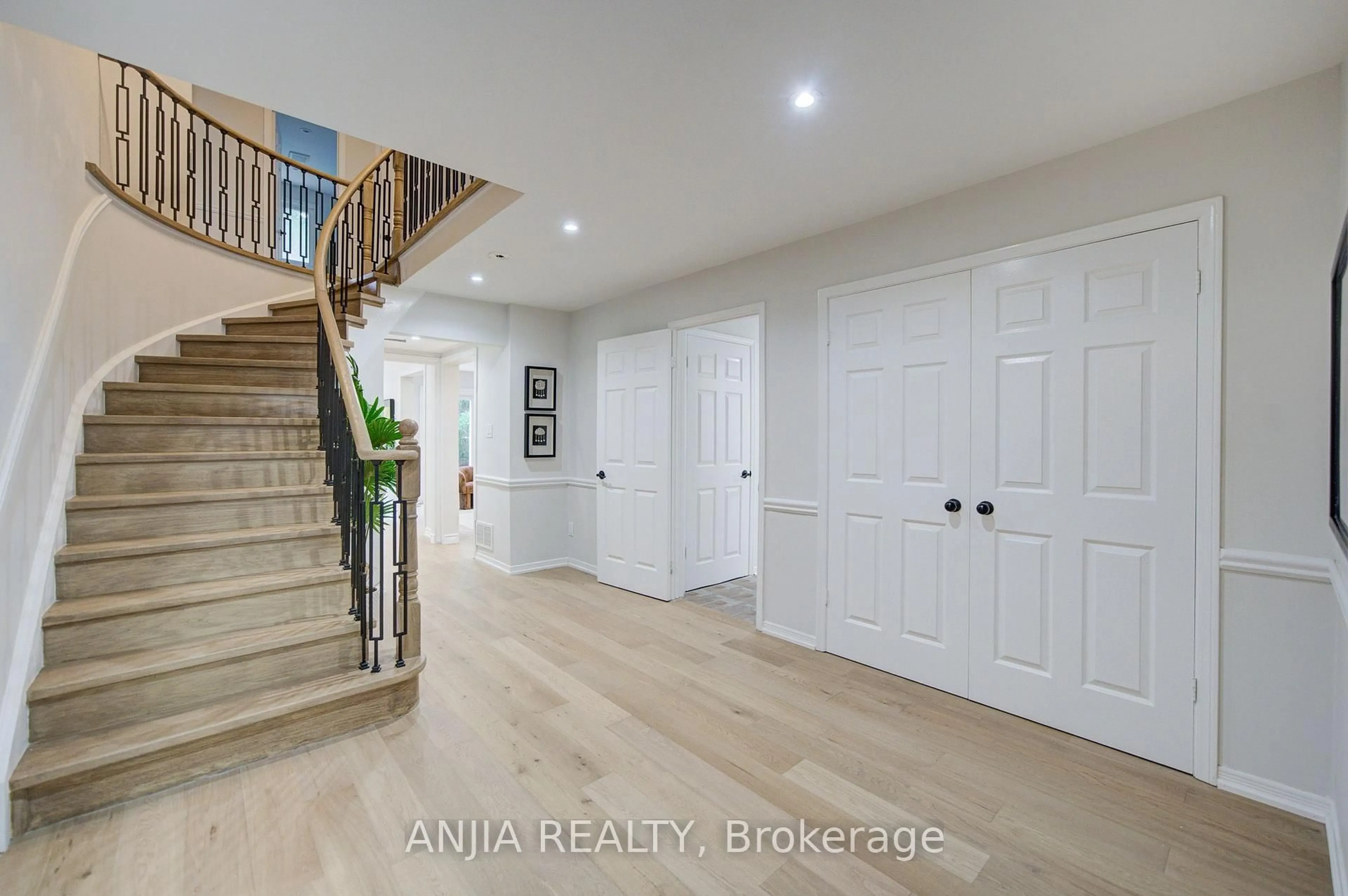 Indoor entryway for 31 Spanhouse Cres, Markham Ontario L3R 4E2