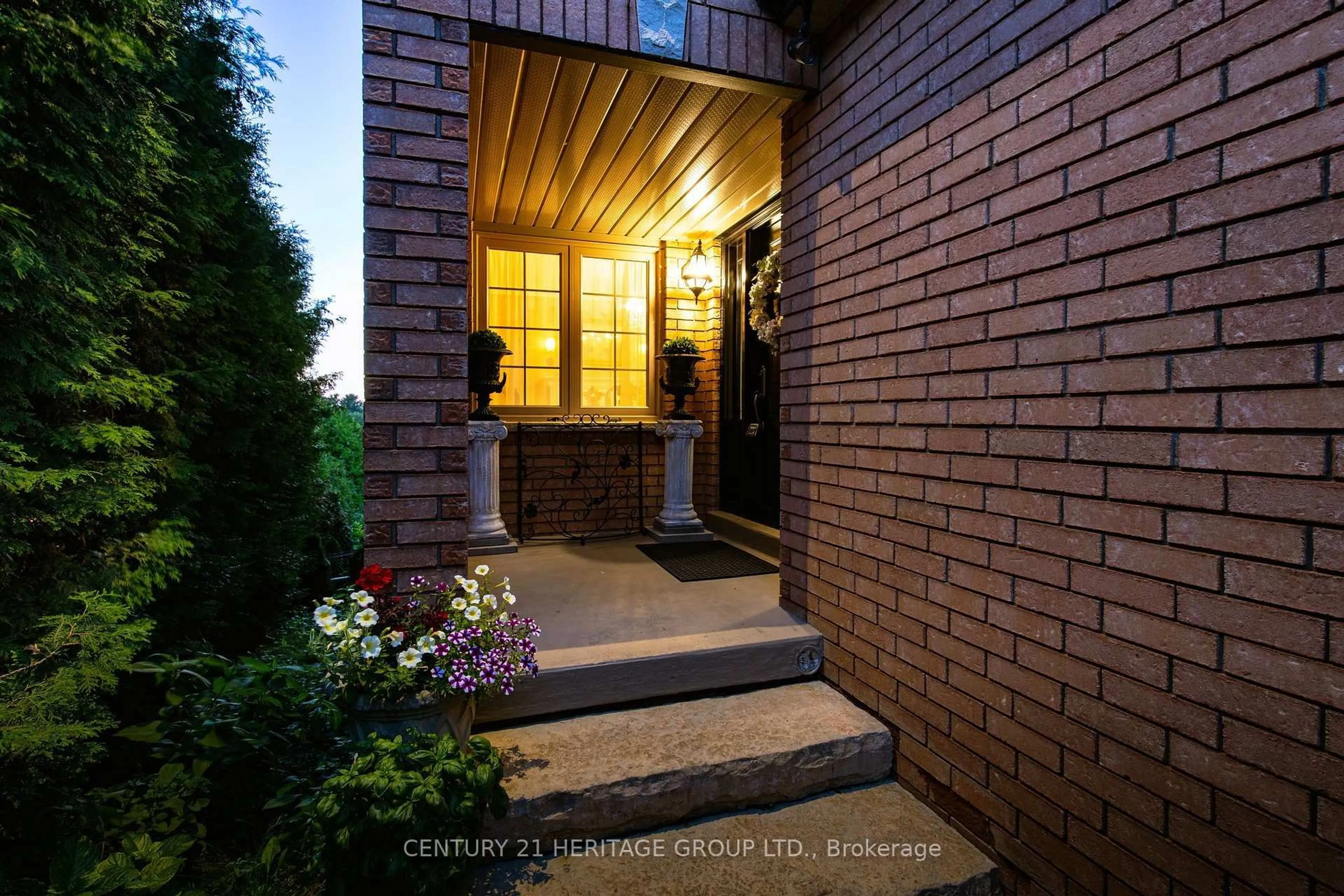 Unknown for 366 Amberlee Crt, Newmarket Ontario L3X 1E7