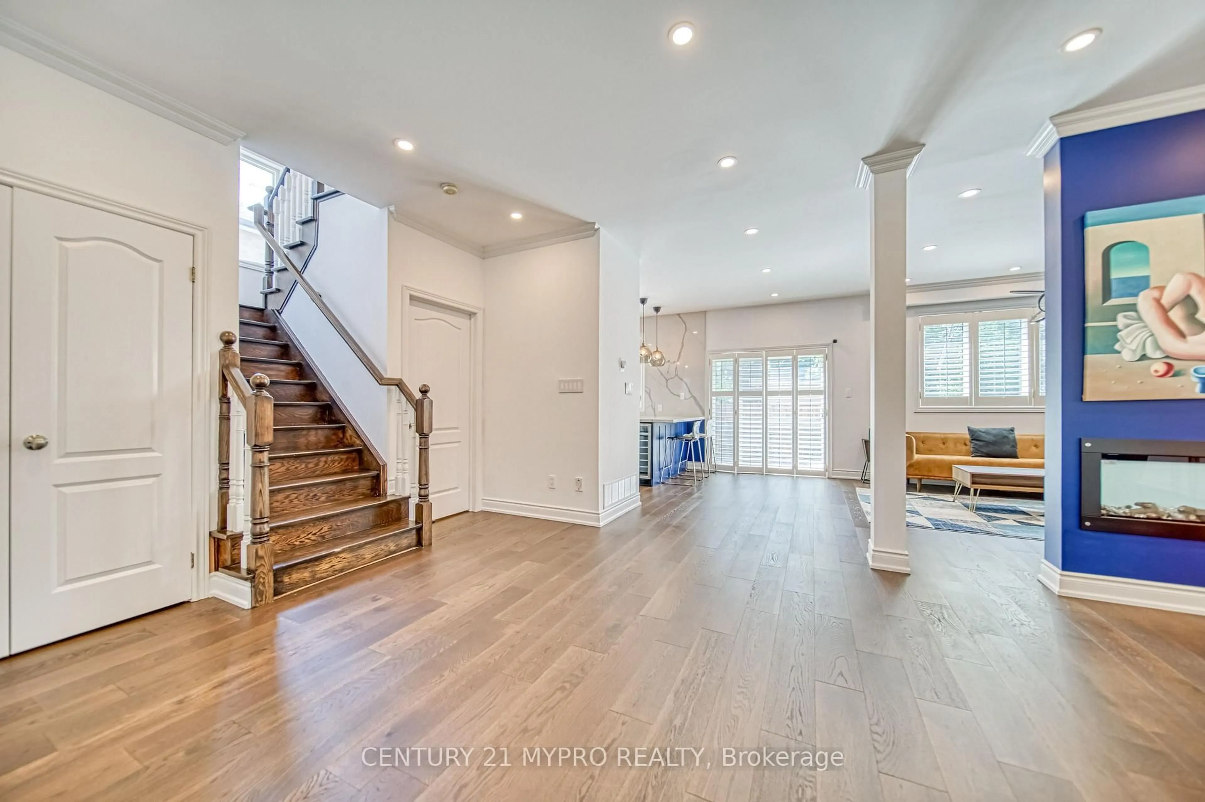 Indoor entryway for 98 Leyburn Ave, Richmond Hill Ontario L4C 0J6