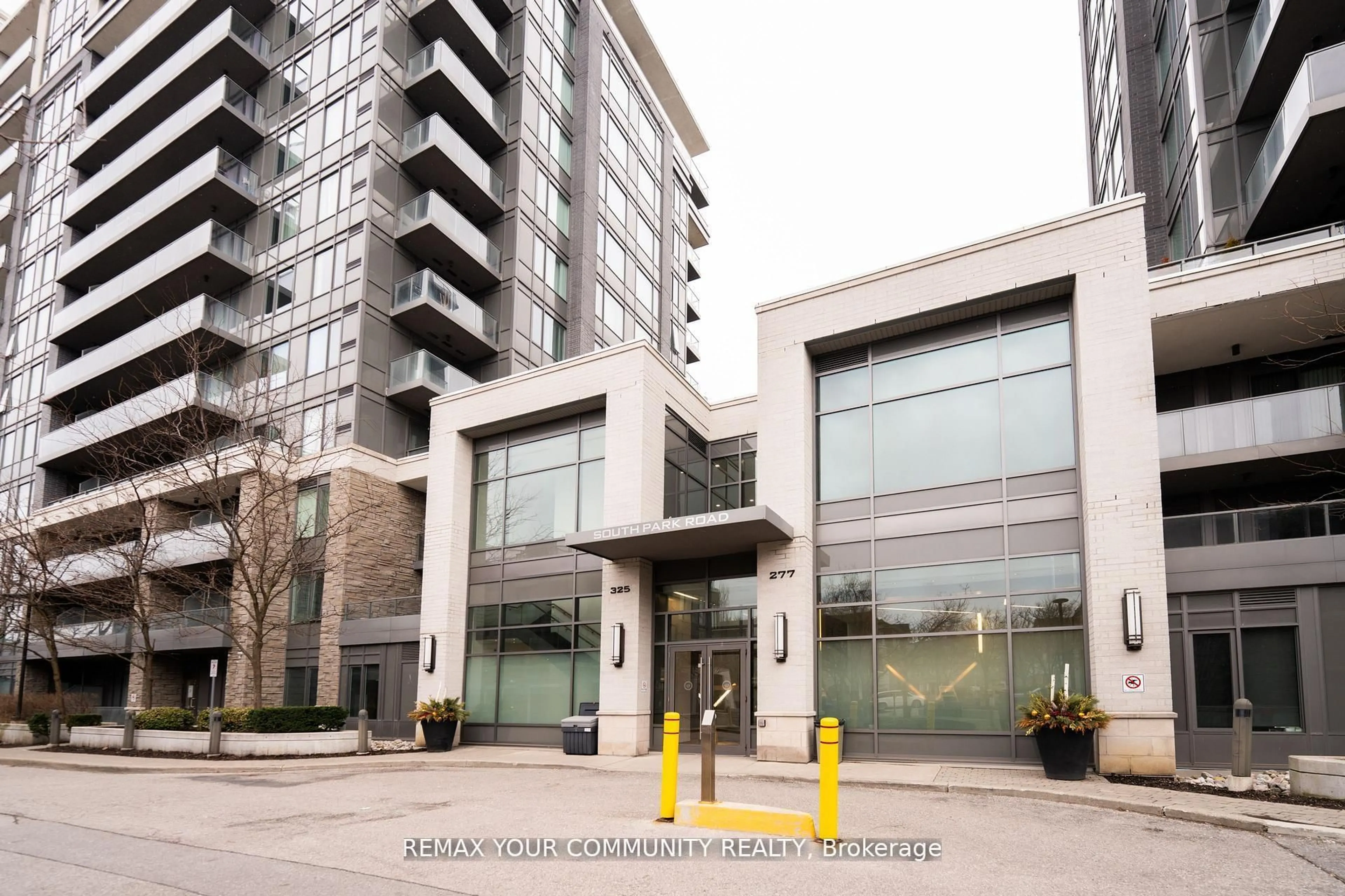 Indoor foyer for 325 South Park Rd #520, Markham Ontario L3T 0B8