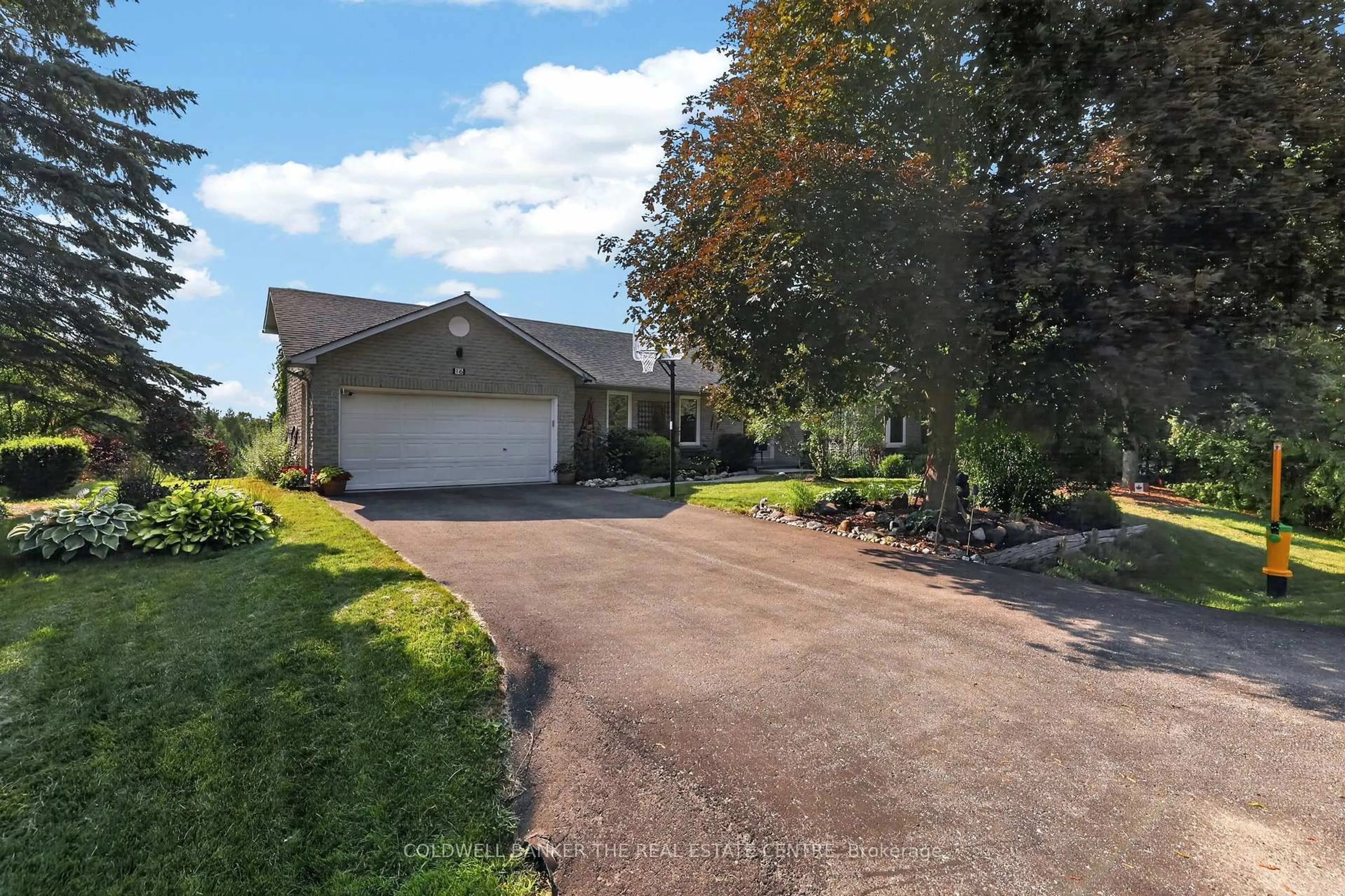 A pic from outside/outdoor area/front of a property/back of a property/a pic from drone, street for 16 Hi View Dr, East Gwillimbury Ontario L0G 1M0