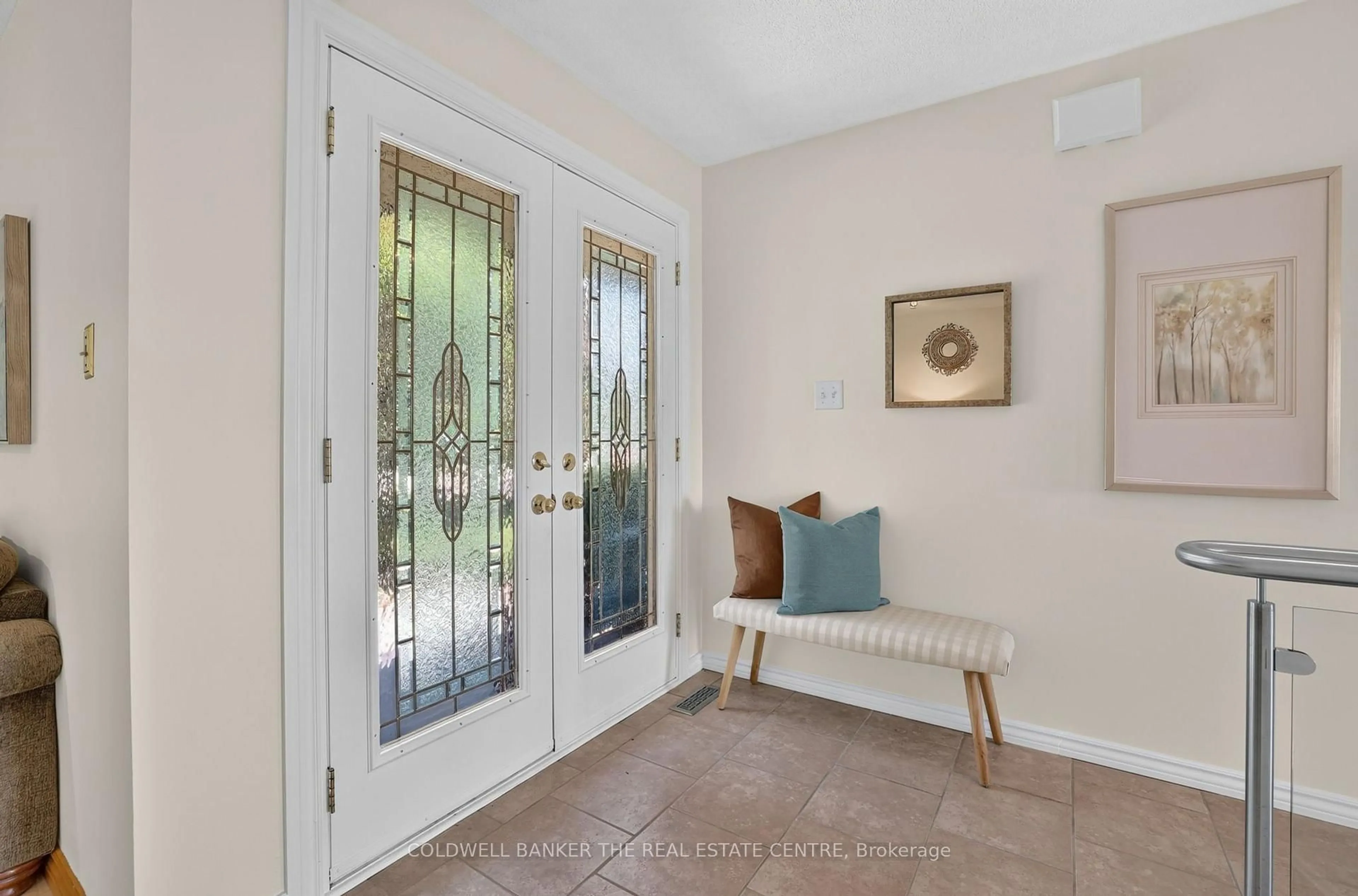 Indoor entryway for 16 Hi View Dr, East Gwillimbury Ontario L0G 1M0