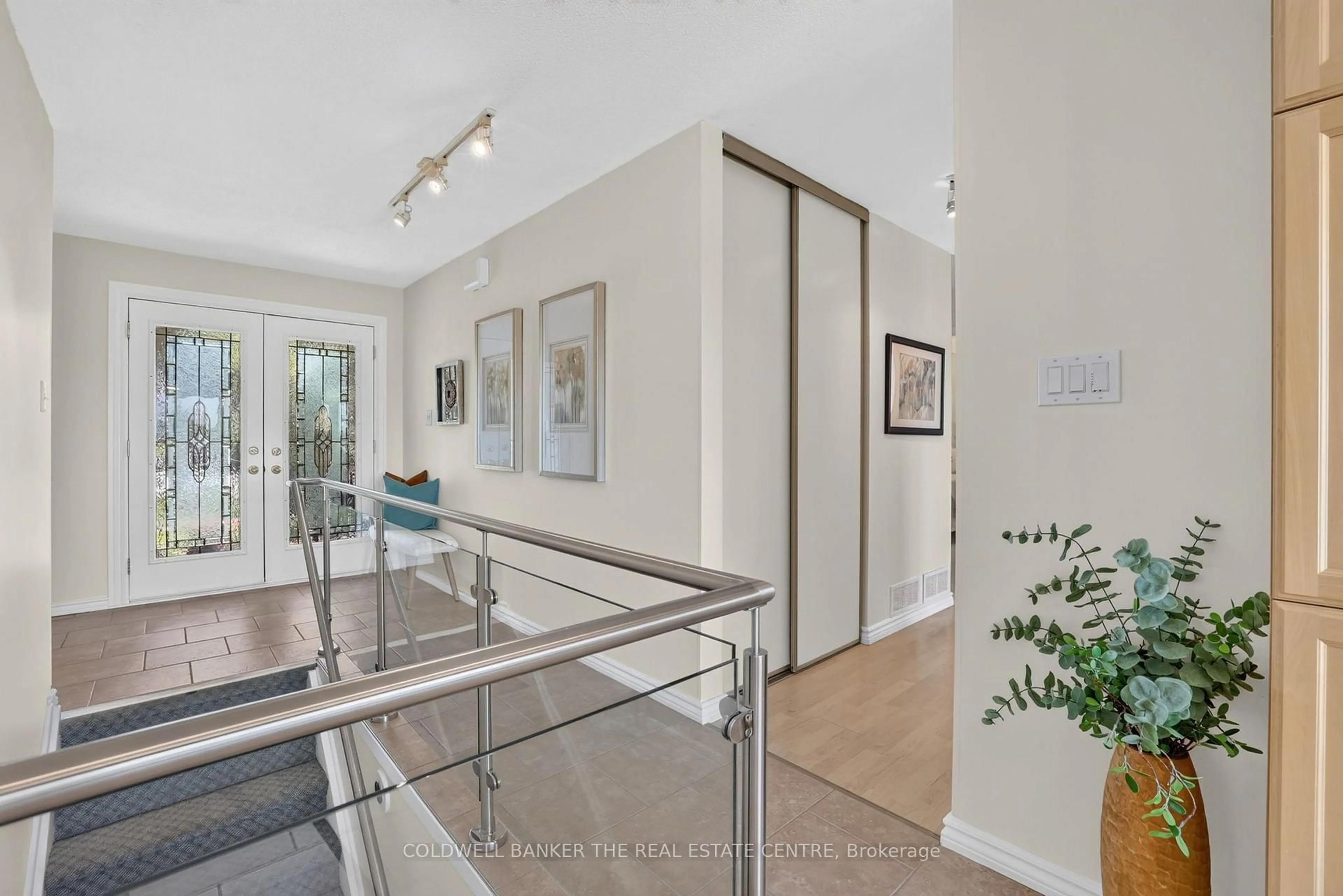 Indoor foyer for 16 Hi View Dr, East Gwillimbury Ontario L0G 1M0
