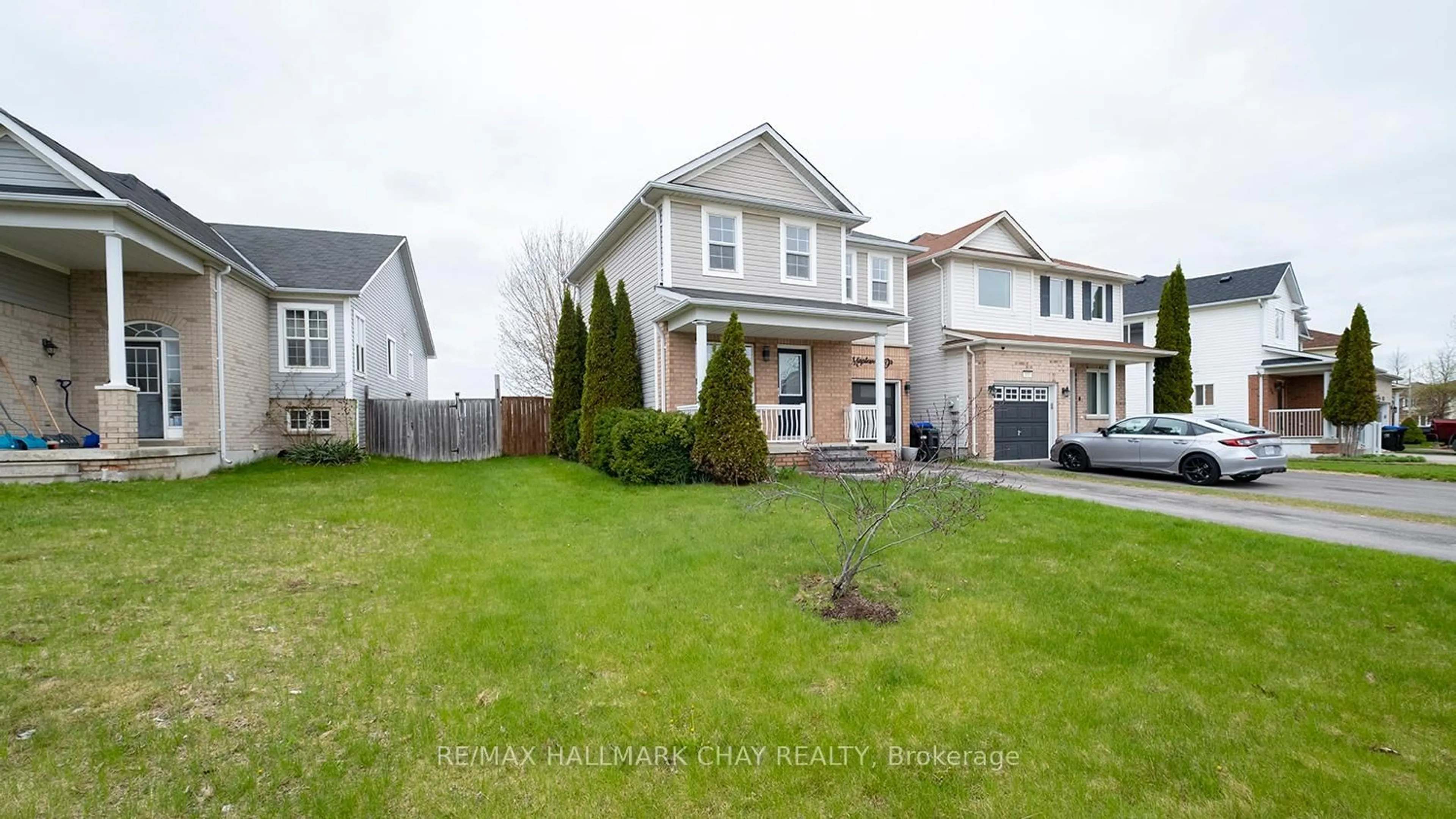 A pic from outside/outdoor area/front of a property/back of a property/a pic from drone, street for 154 Maplewood Dr, Essa Ontario L0M 1B4