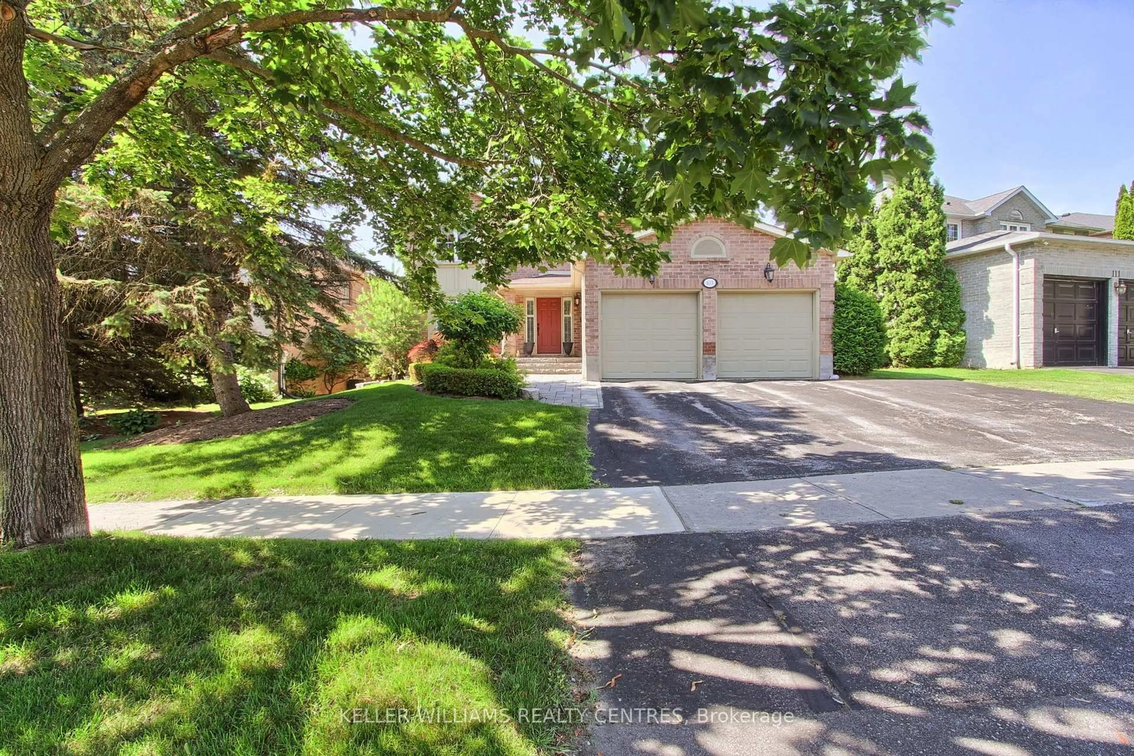 A pic from outside/outdoor area/front of a property/back of a property/a pic from drone, street for 103 Timpson Dr, Aurora Ontario L4G 5N5