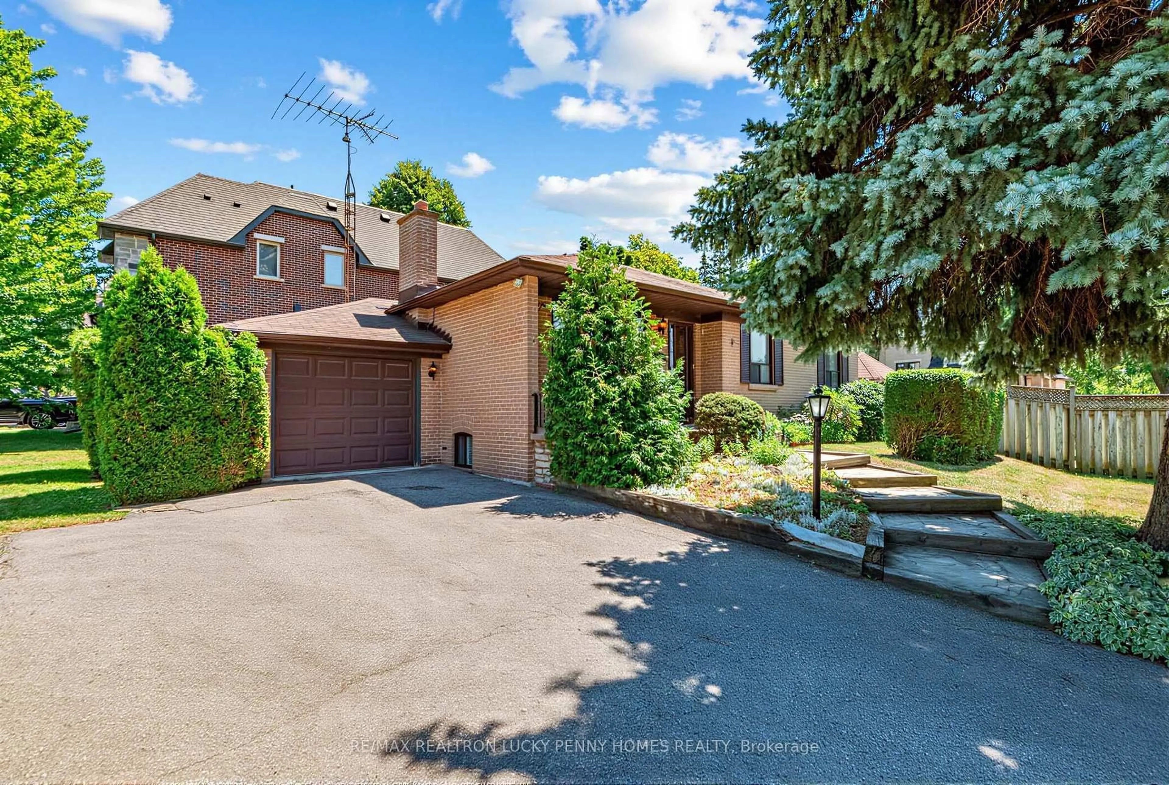 A pic from outside/outdoor area/front of a property/back of a property/a pic from drone, street for 19 Abercorn Rd, Markham Ontario L3P 1V5