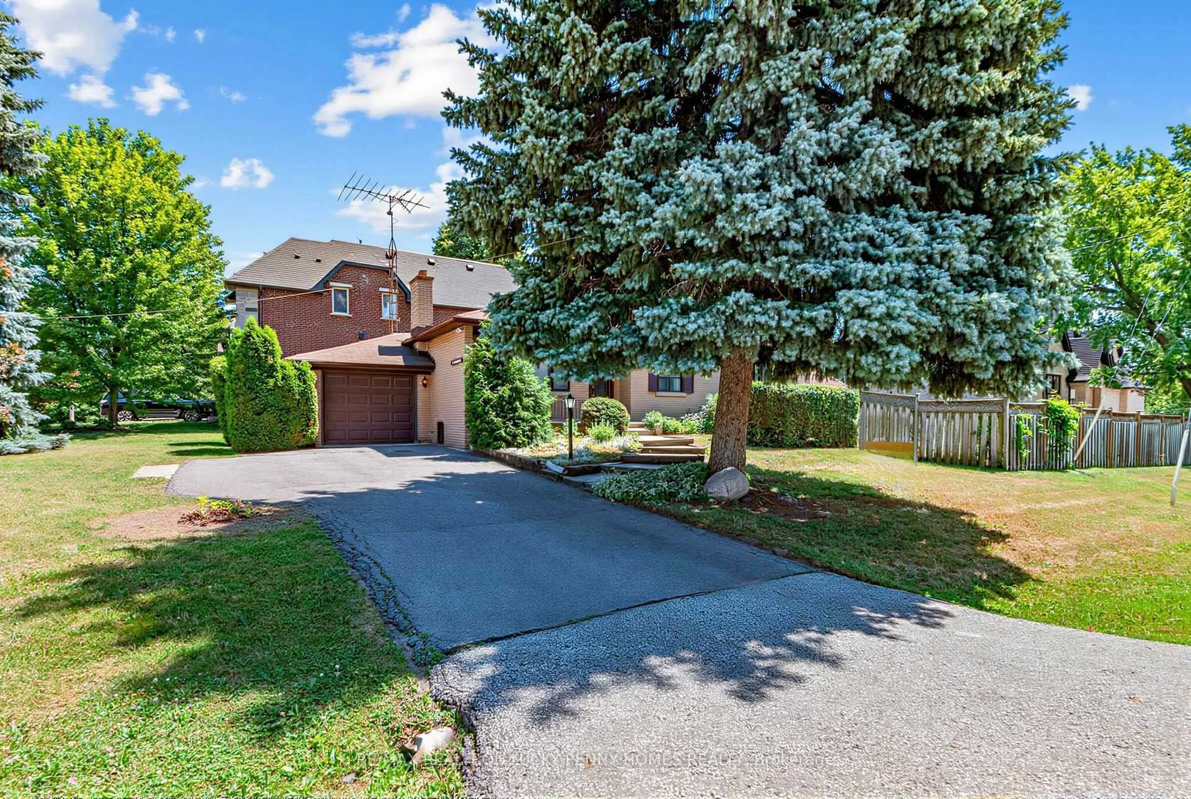 A pic from outside/outdoor area/front of a property/back of a property/a pic from drone, street for 19 Abercorn Rd, Markham Ontario L3P 1V5