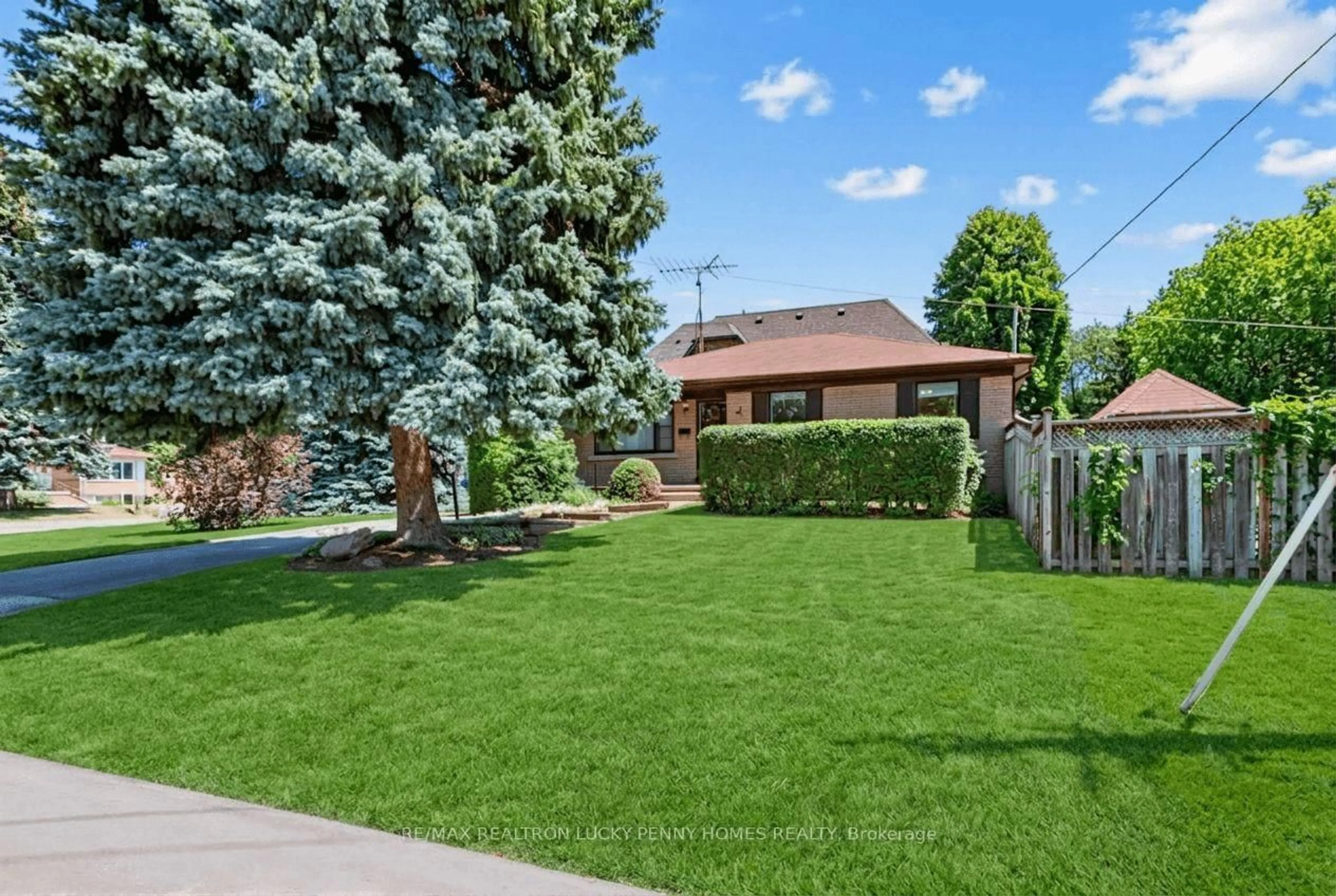 A pic from outside/outdoor area/front of a property/back of a property/a pic from drone, street for 19 Abercorn Rd, Markham Ontario L3P 1V5