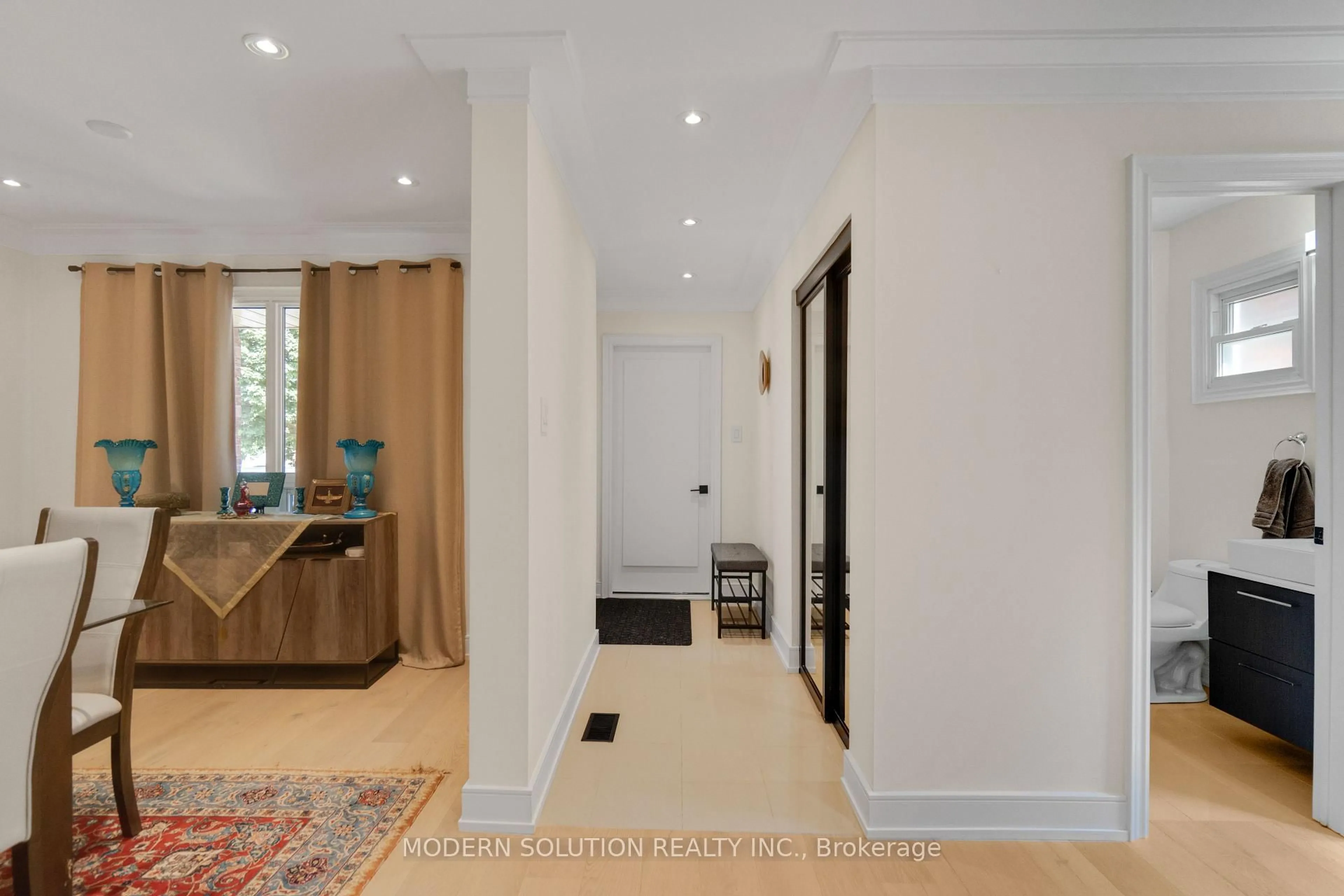 Indoor entryway for 44 Bendamere Cres, Markham Ontario L3P 6Y1