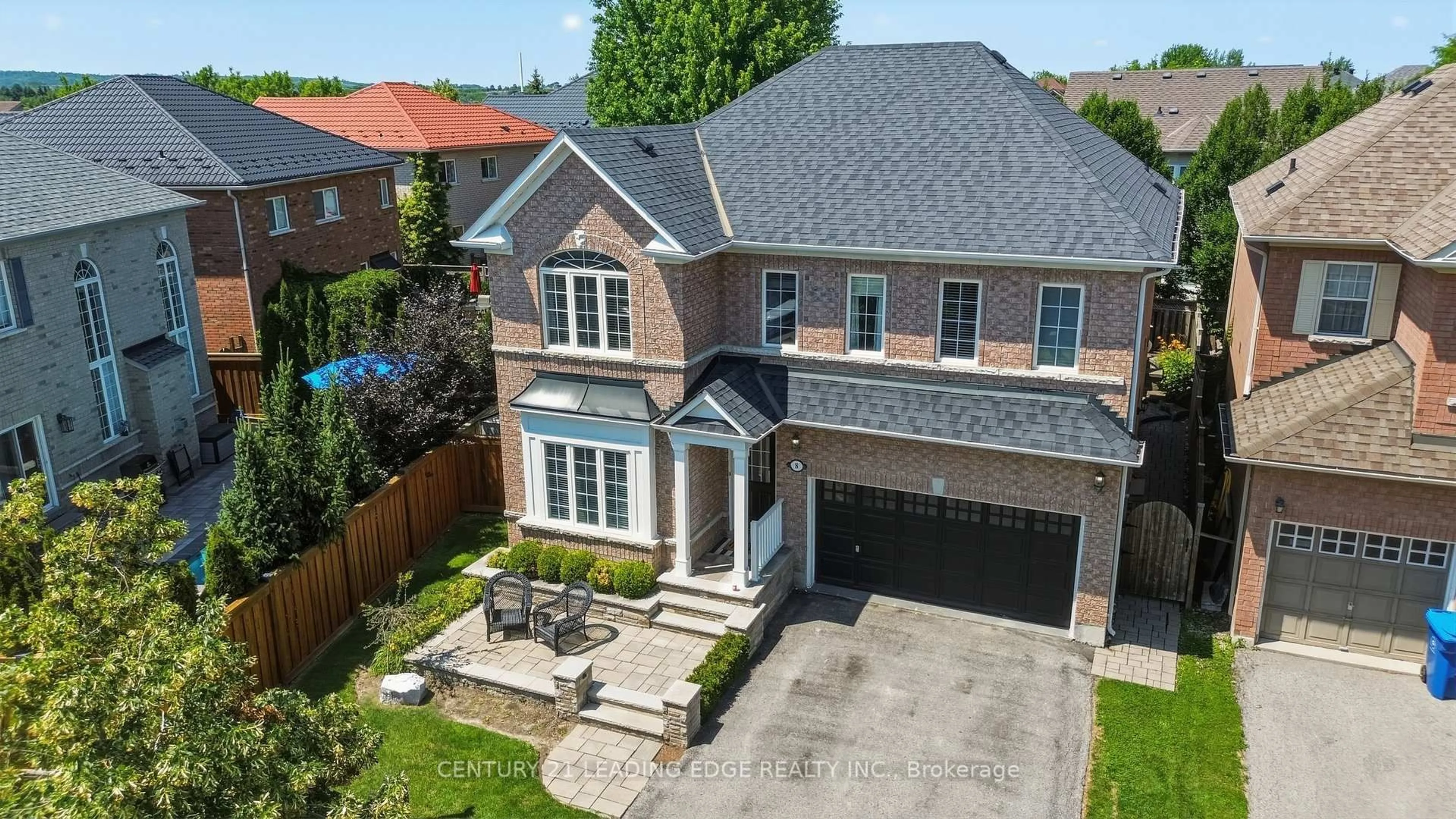 A pic from outside/outdoor area/front of a property/back of a property/a pic from drone, street for 8 Haverhill Terr, Aurora Ontario L4G 7R7