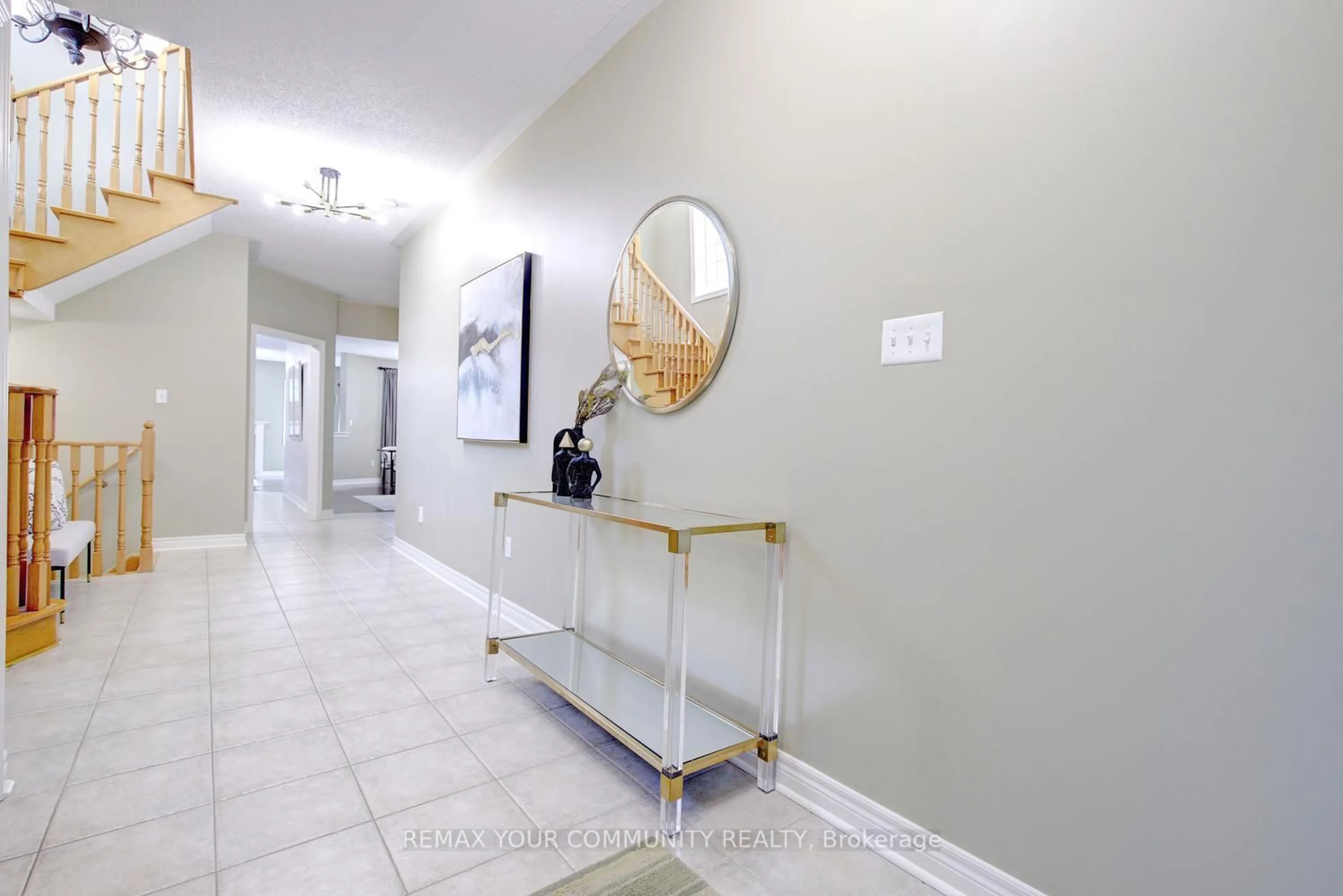 Indoor foyer for 16 Westway Cres, Vaughan Ontario L4K 5S6