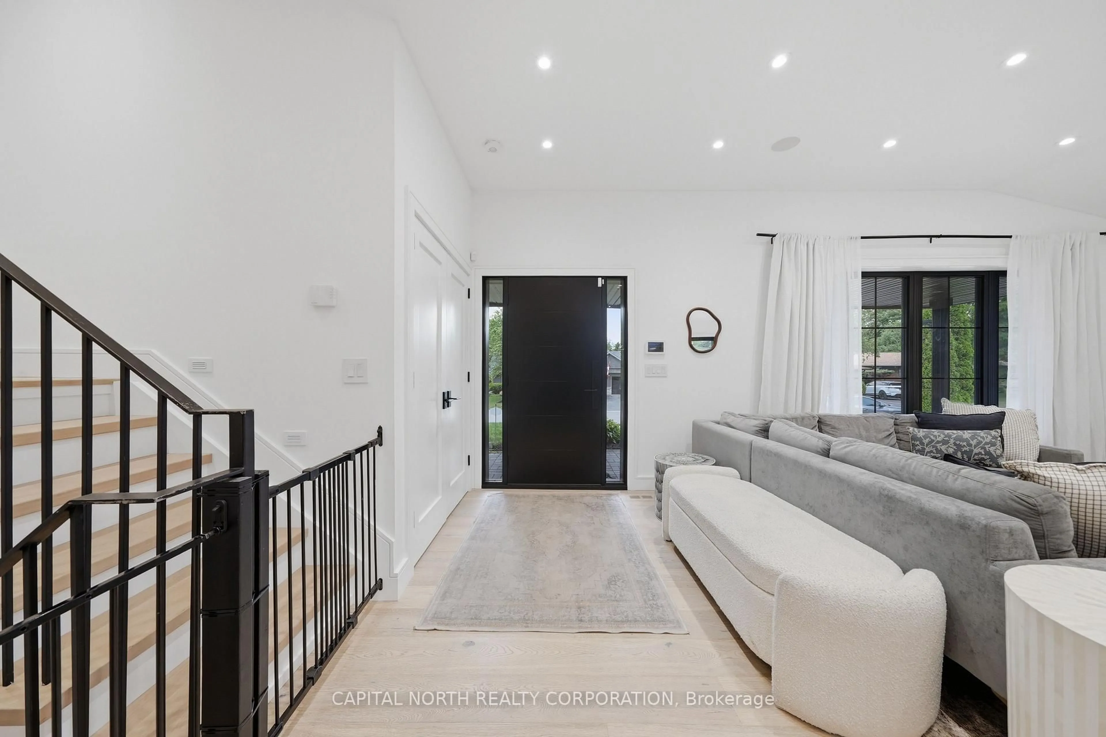 Indoor foyer for 111 Norman Dr, King Ontario L7B 1J2