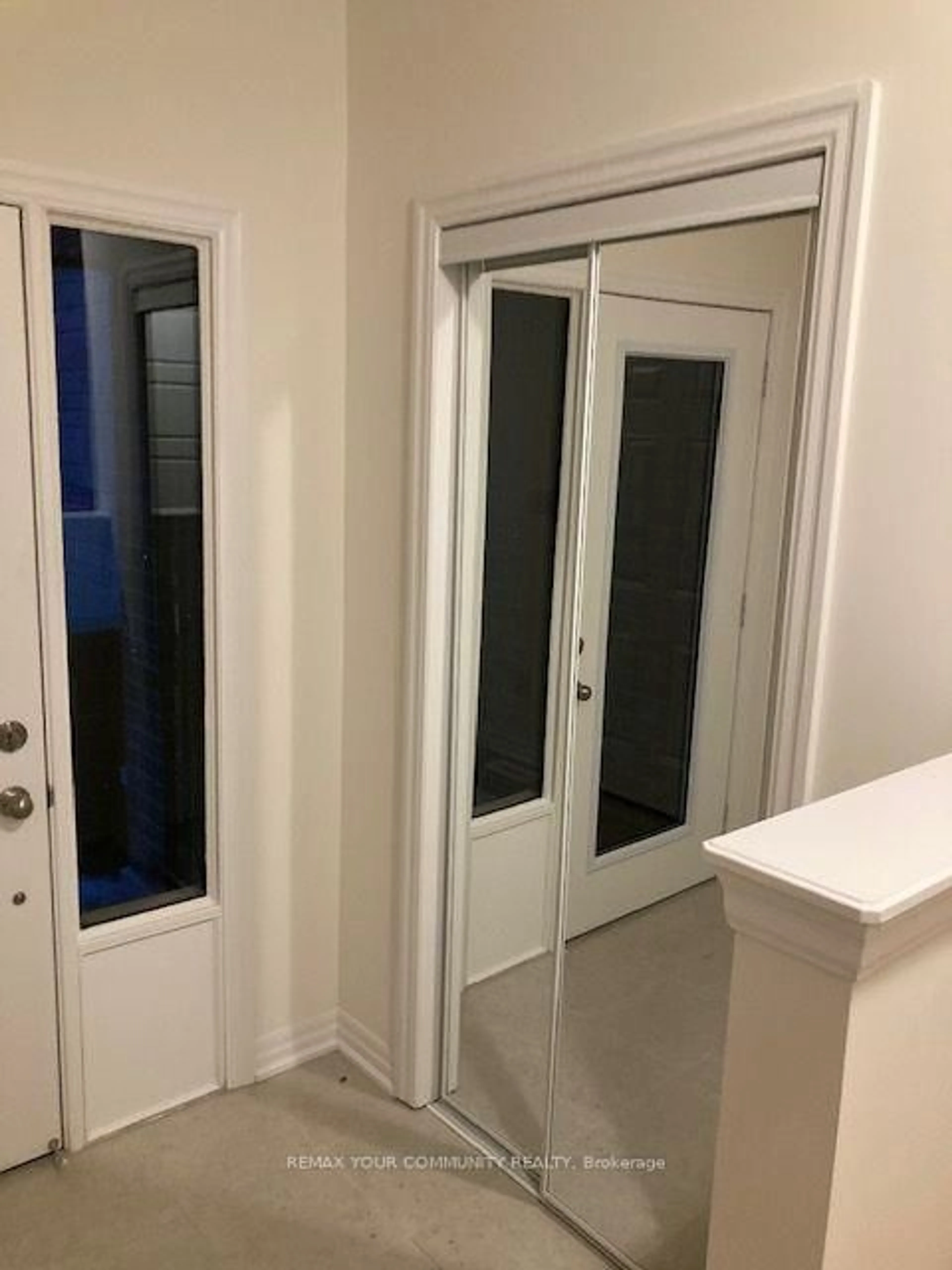 Indoor entryway for 118 Bravo Lane, Newmarket Ontario L3X 0L3
