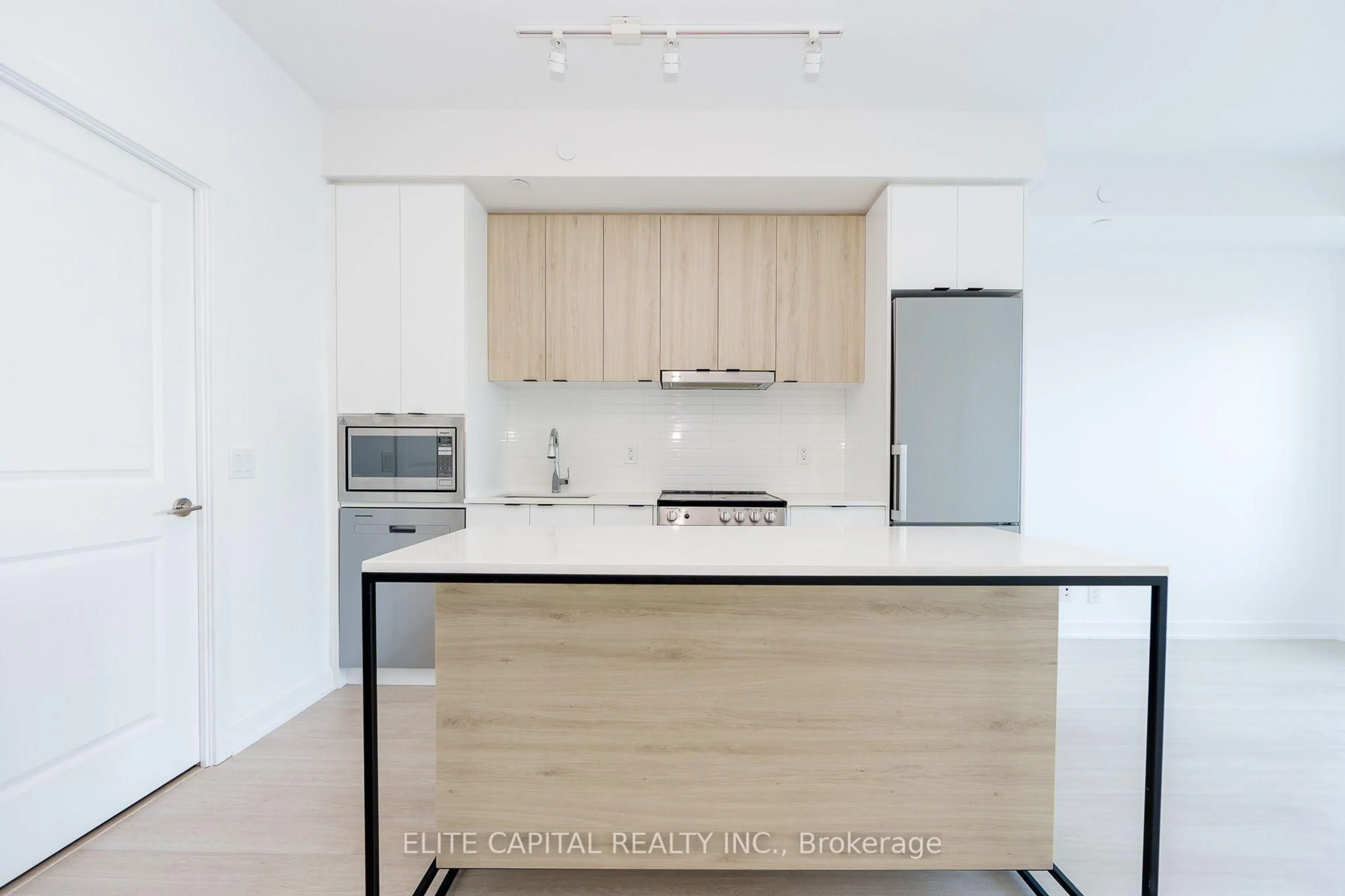Standard kitchen, unknown for 50 Upper Mall Way #428, Vaughan Ontario L4J 0L8