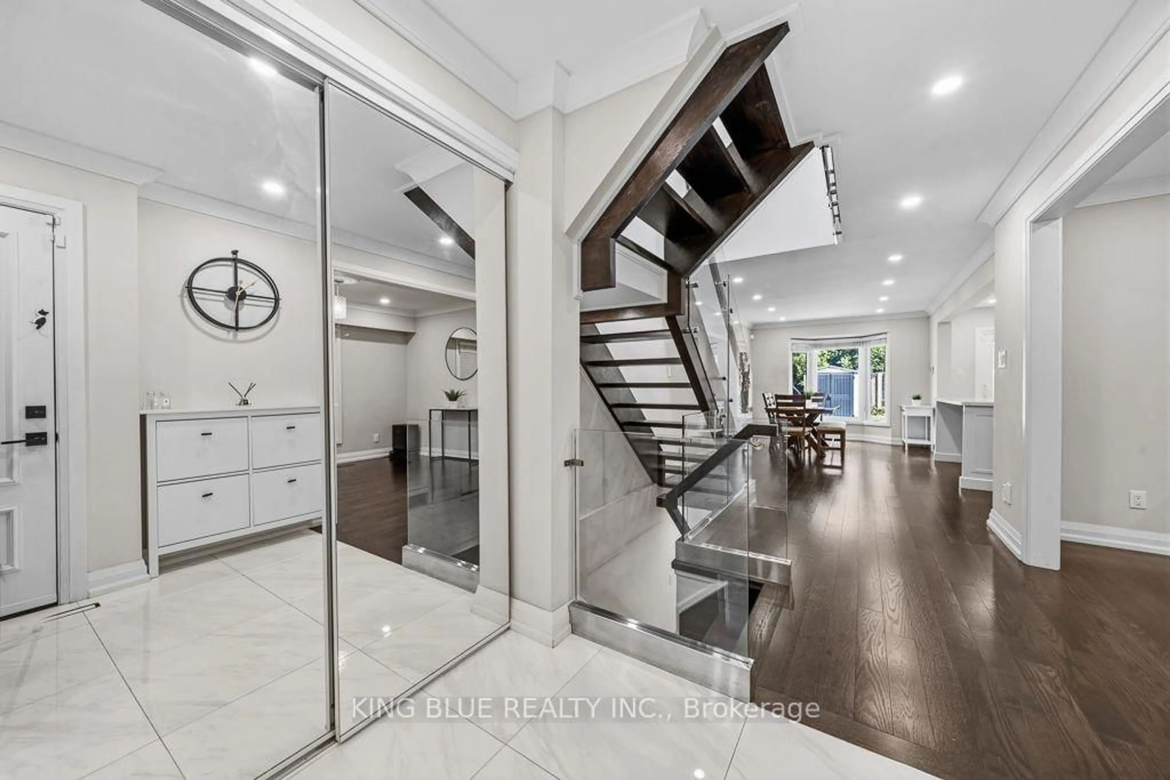 Indoor entryway for 56 Thornbury Circ, Vaughan Ontario L4J 5C2