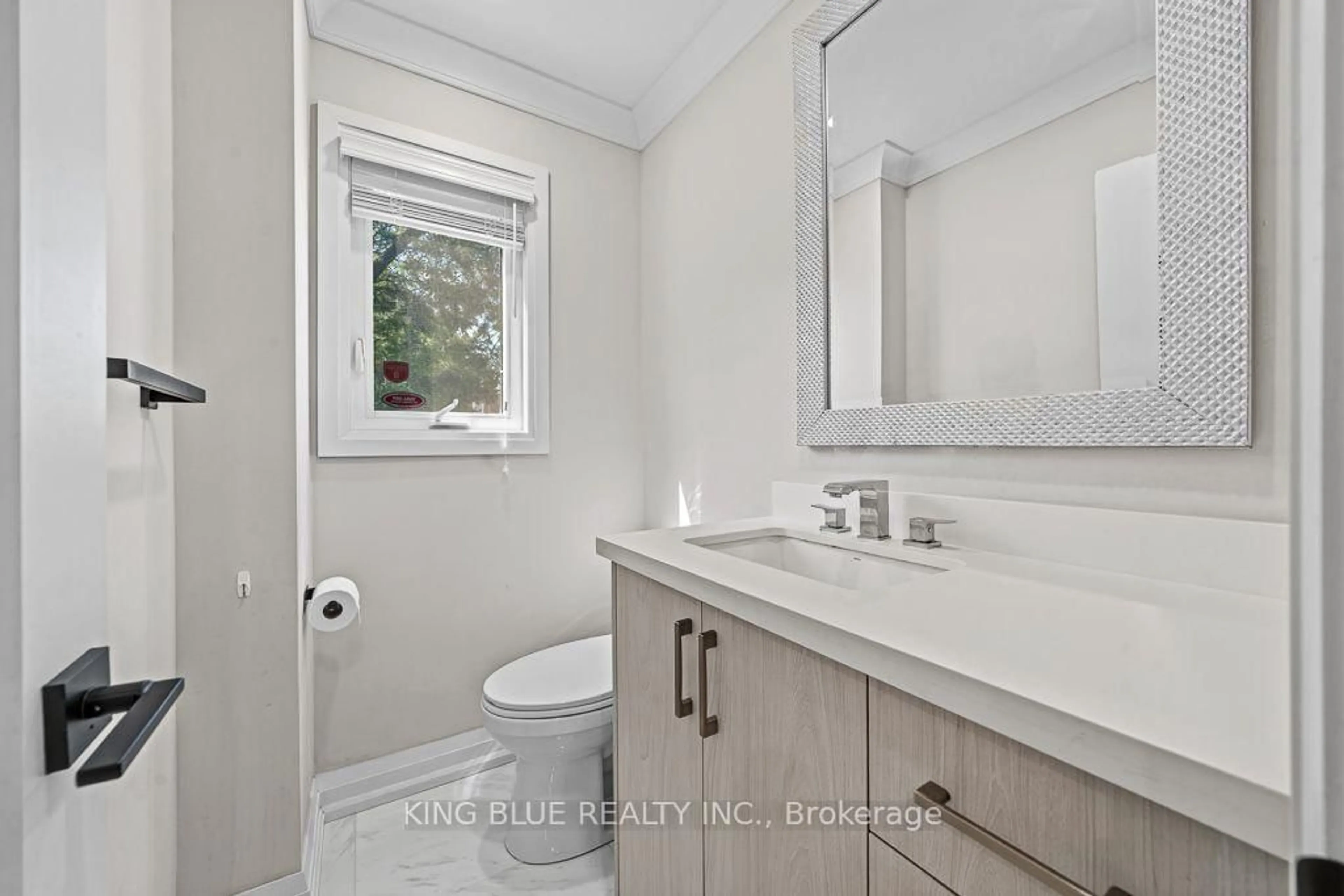 Standard bathroom, ceramic/tile floor for 56 Thornbury Circ, Vaughan Ontario L4J 5C2