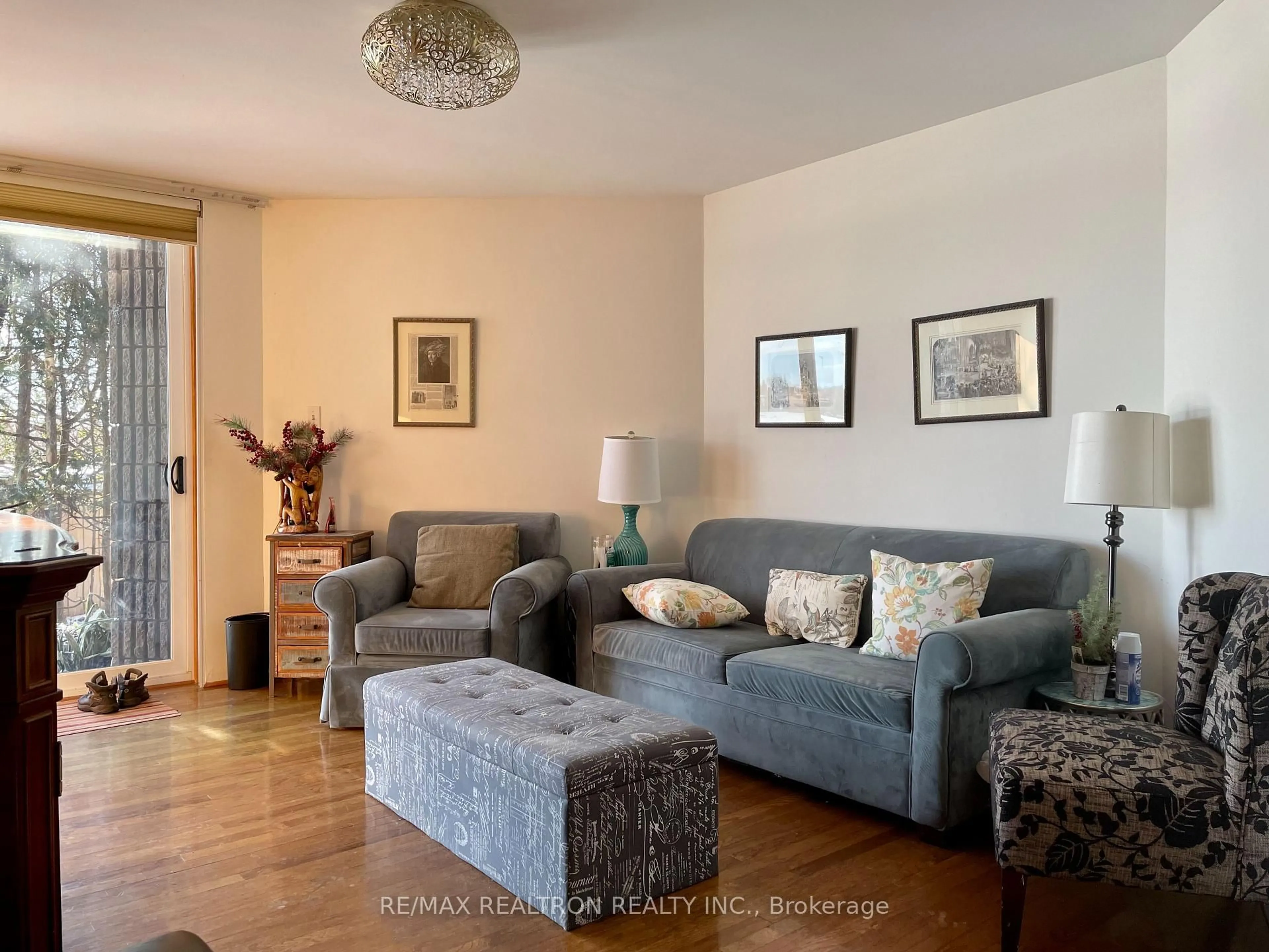 Living room with furniture, unknown for 225 Lakeland Cres, Richmond Hill Ontario L4E 3A5