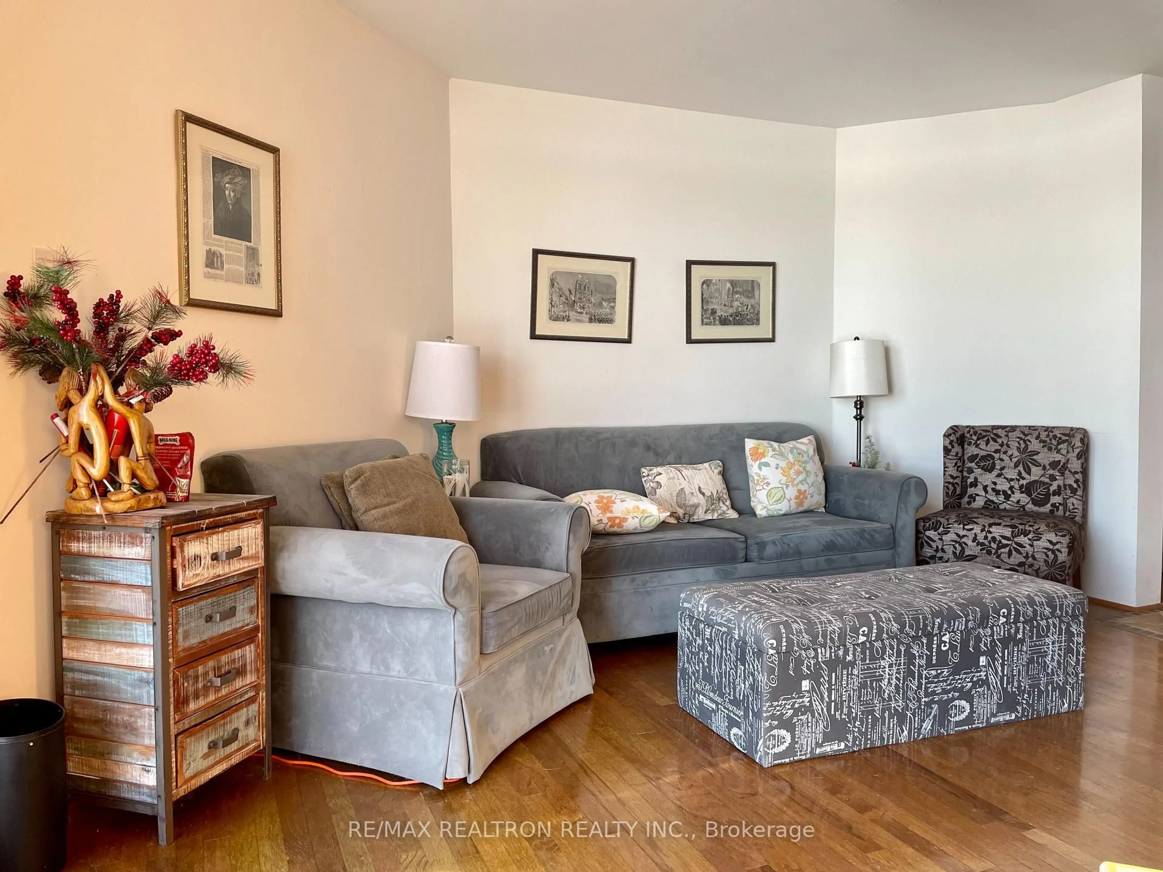 Living room with furniture, unknown for 225 Lakeland Cres, Richmond Hill Ontario L4E 3A5