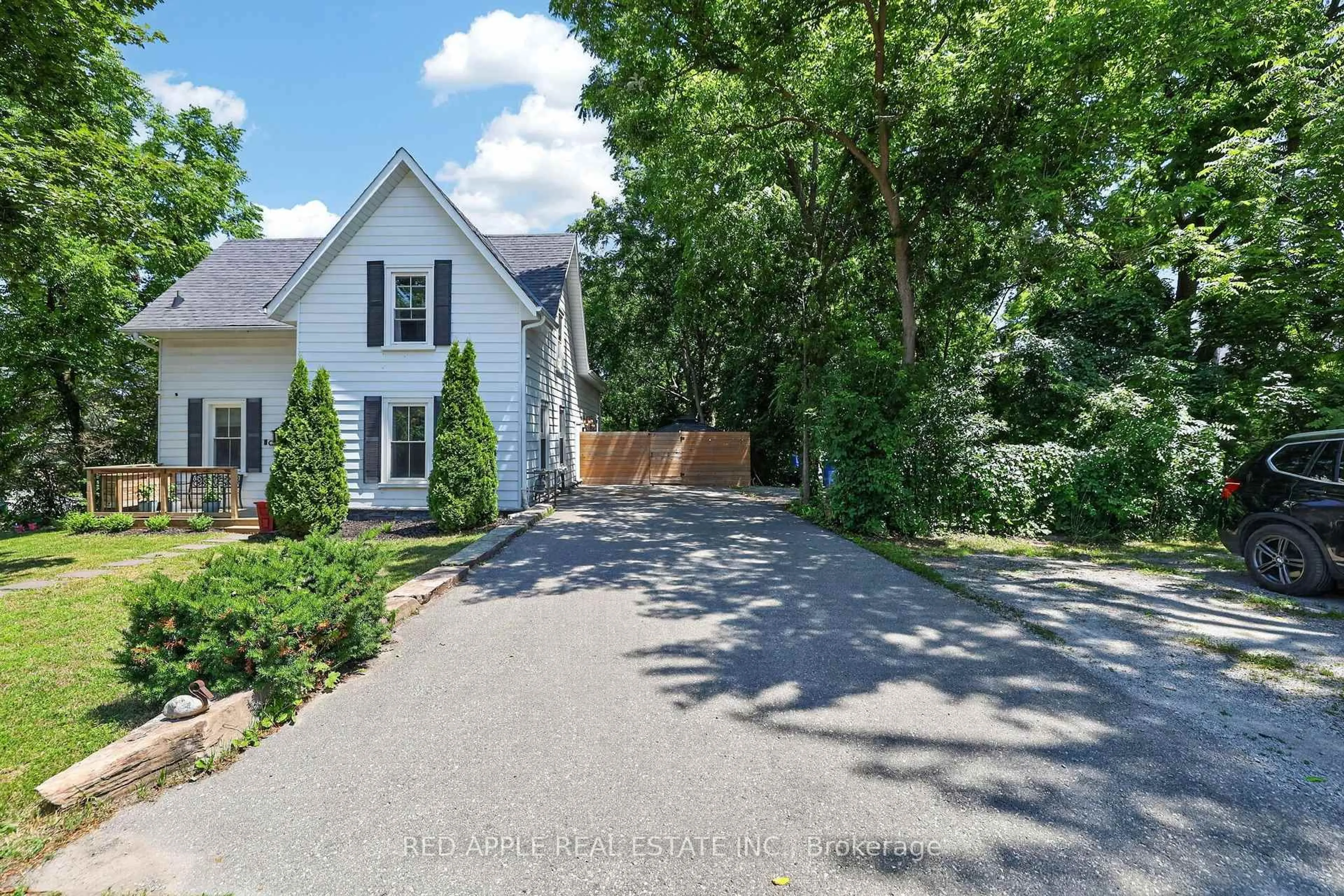 A pic from outside/outdoor area/front of a property/back of a property/a pic from drone, street for 20435 Leslie St, East Gwillimbury Ontario L0G 1R0