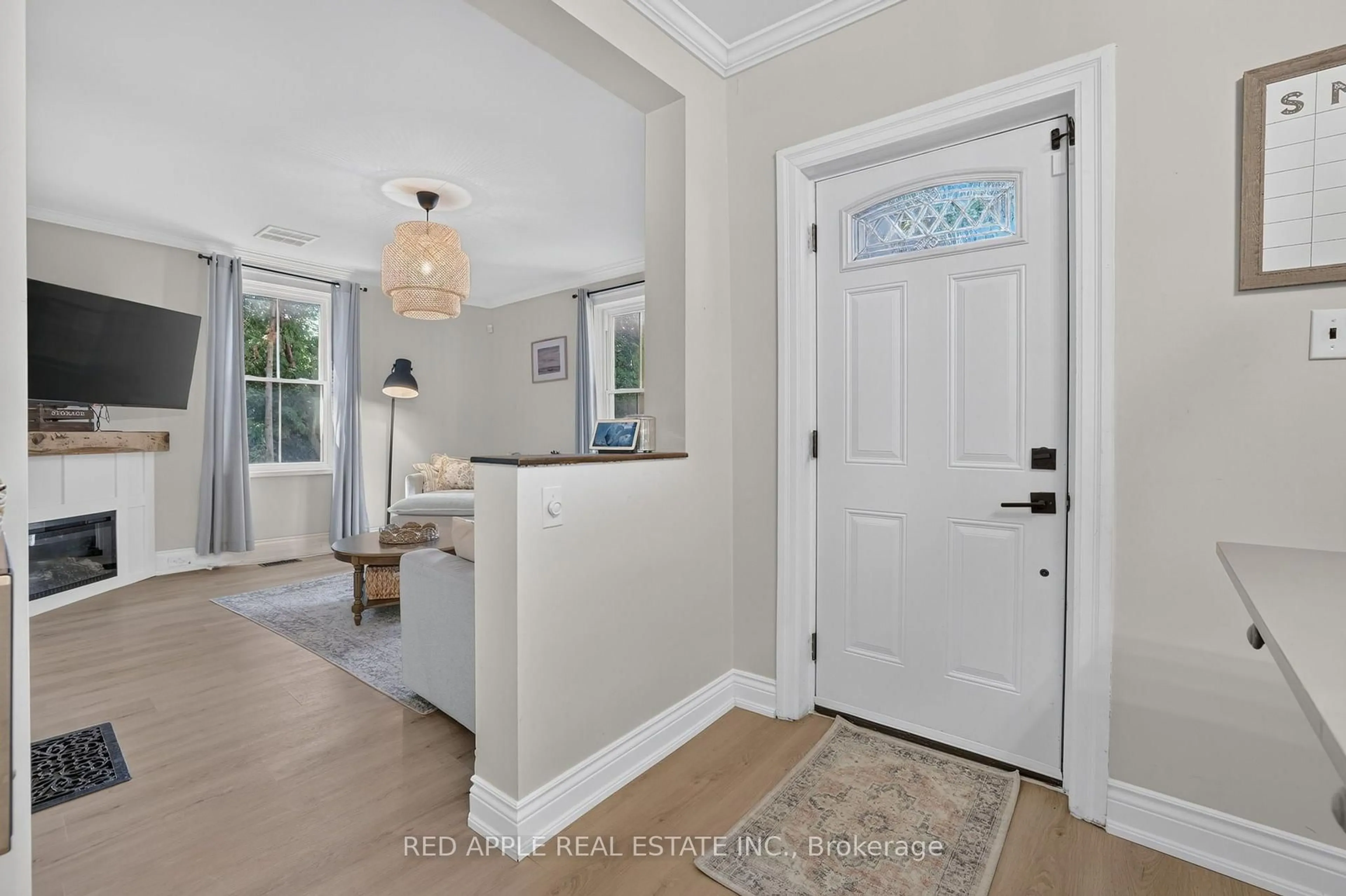 Indoor entryway for 20435 Leslie St, East Gwillimbury Ontario L0G 1R0
