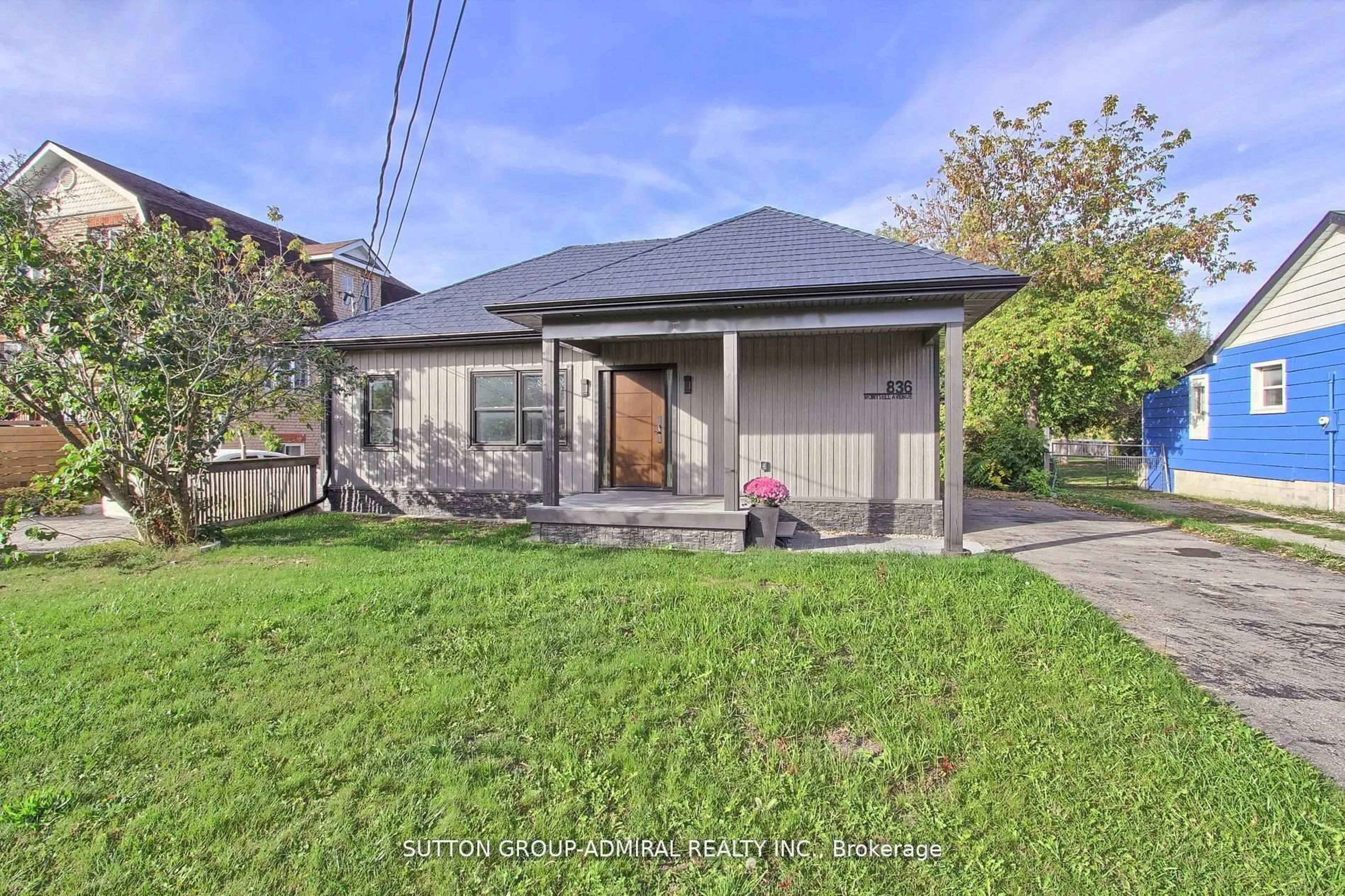 A pic from outside/outdoor area/front of a property/back of a property/a pic from drone, street for 836 Montsell Ave, Georgina Ontario L0E 1S0