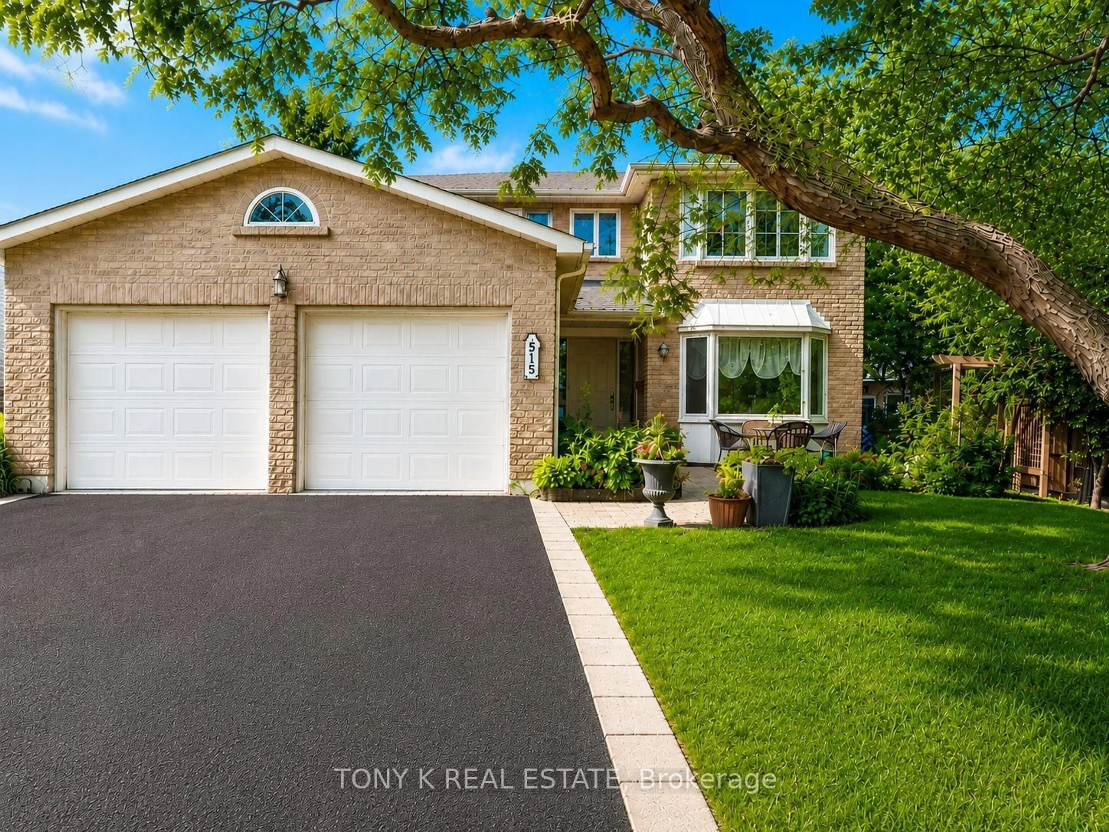 Home with vinyl exterior material, street for 515 London Rd, Newmarket Ontario L3Y 6E4