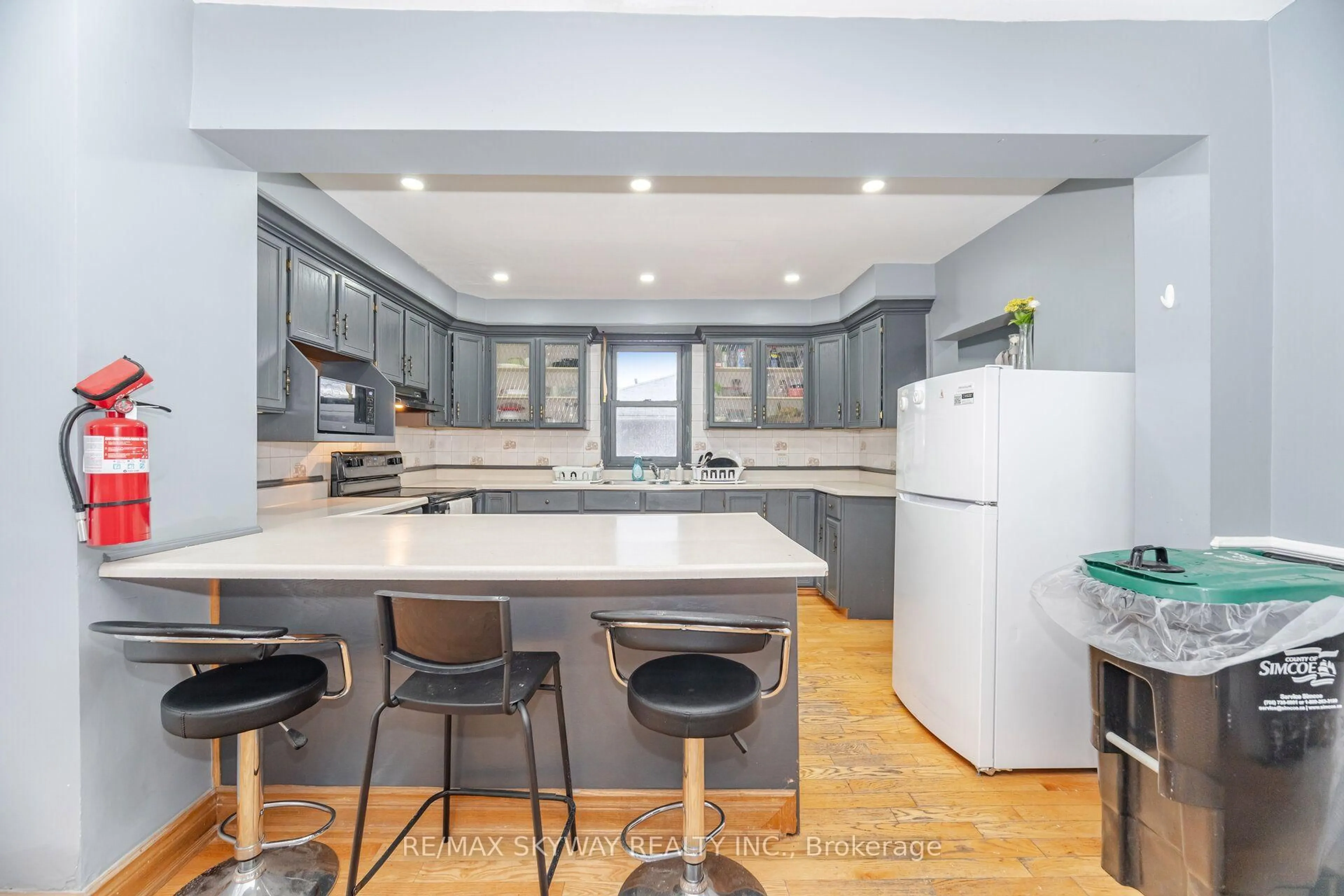 Open concept kitchen, unknown for 102 Queen St, New Tecumseth Ontario L0G 1W0
