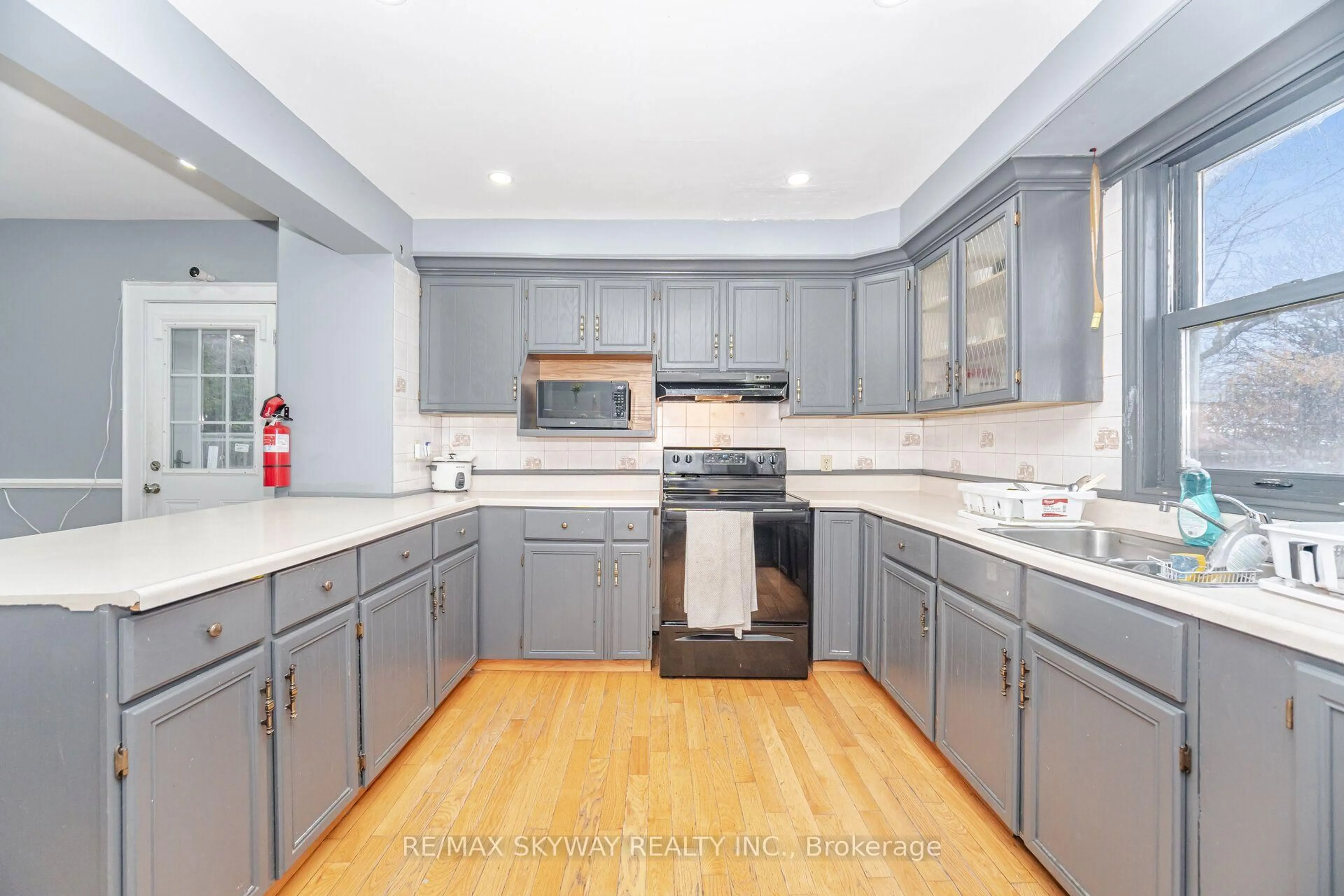 Open concept kitchen, unknown for 102 Queen St, New Tecumseth Ontario L0G 1W0