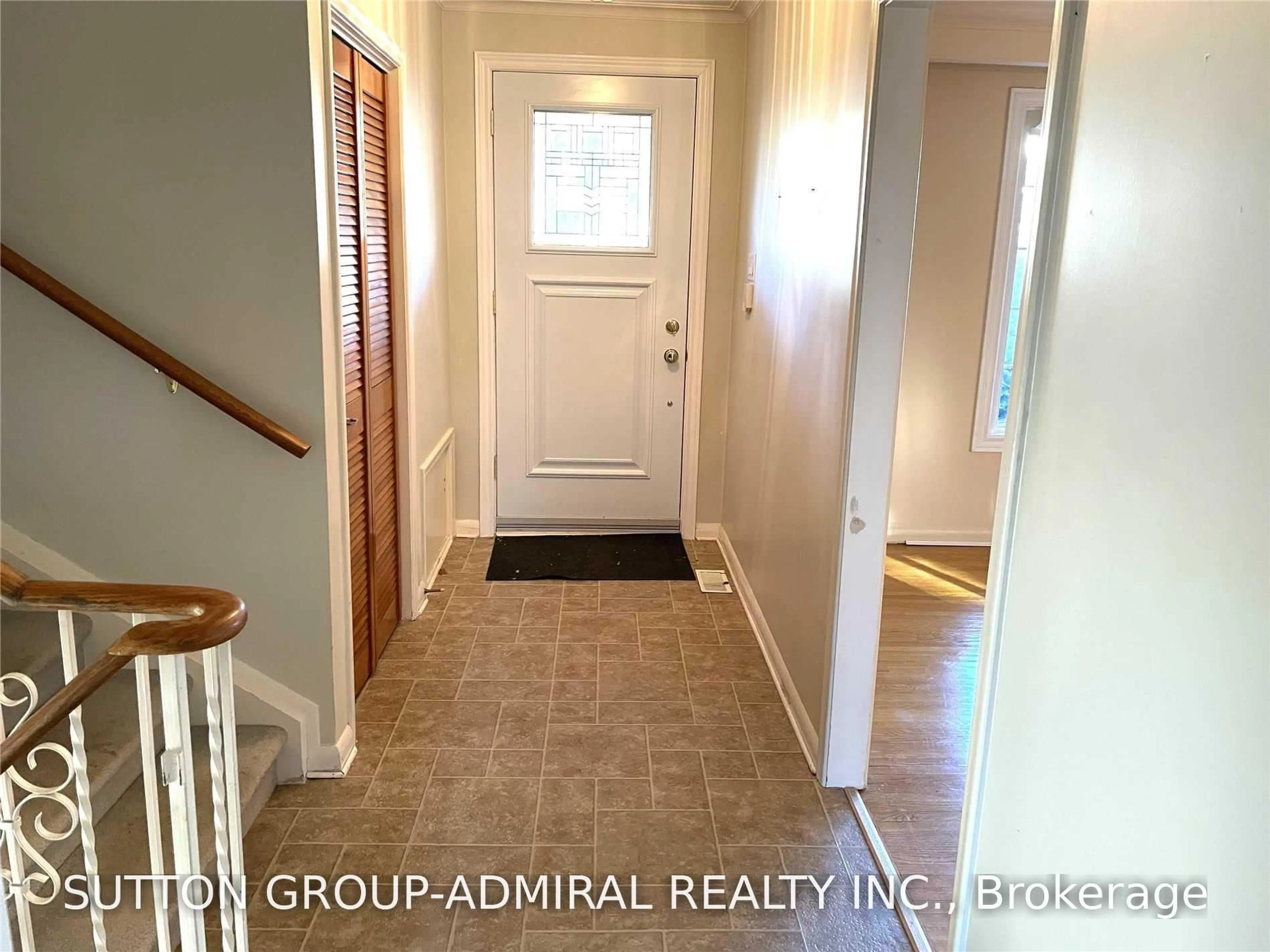 Indoor entryway for 86 Hamilton Dr, Newmarket Ontario L3Y 3E8