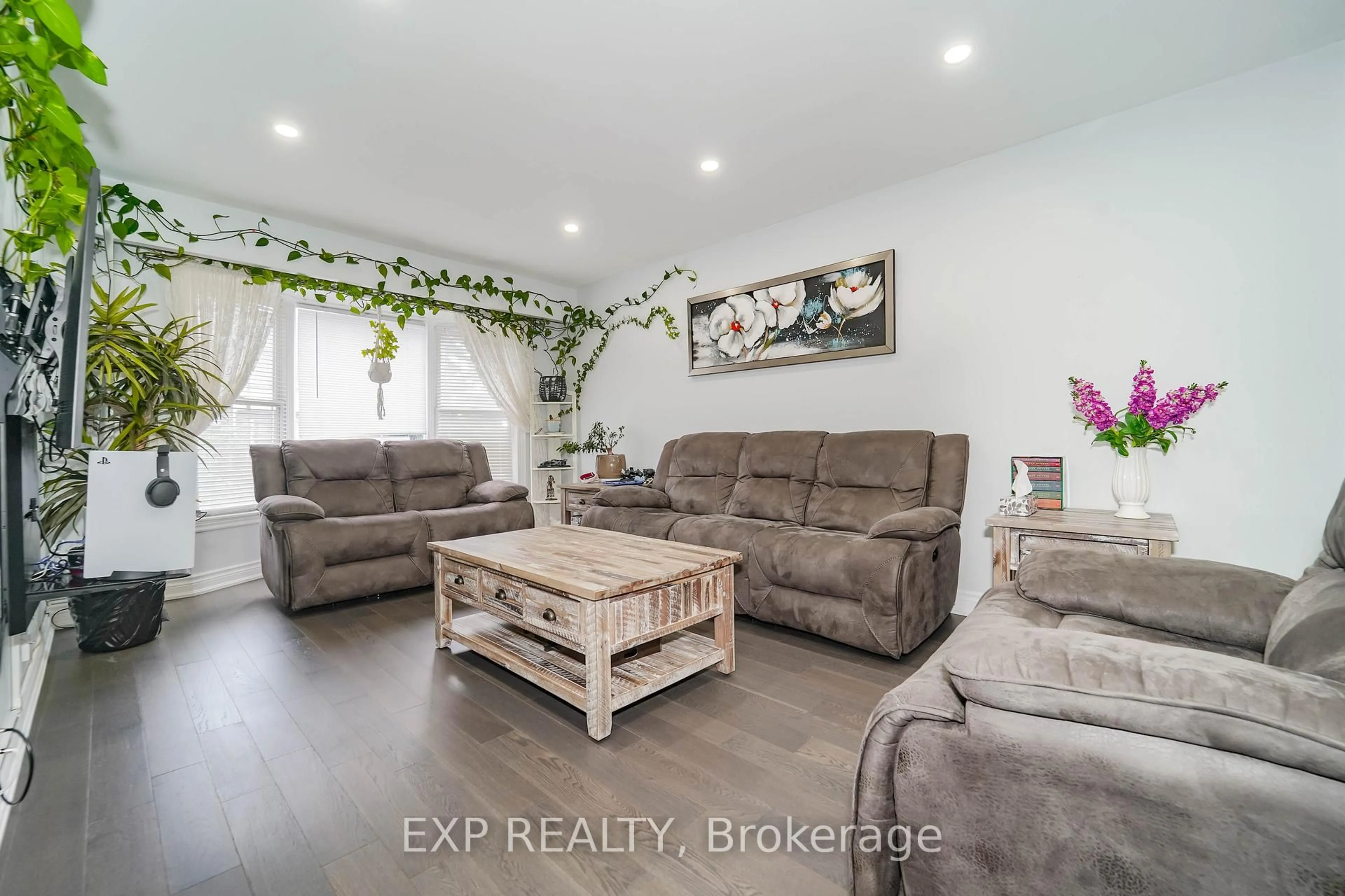 Living room with furniture, unknown for 288 Simonston Blvd #30, Markham Ontario L3T 4T5