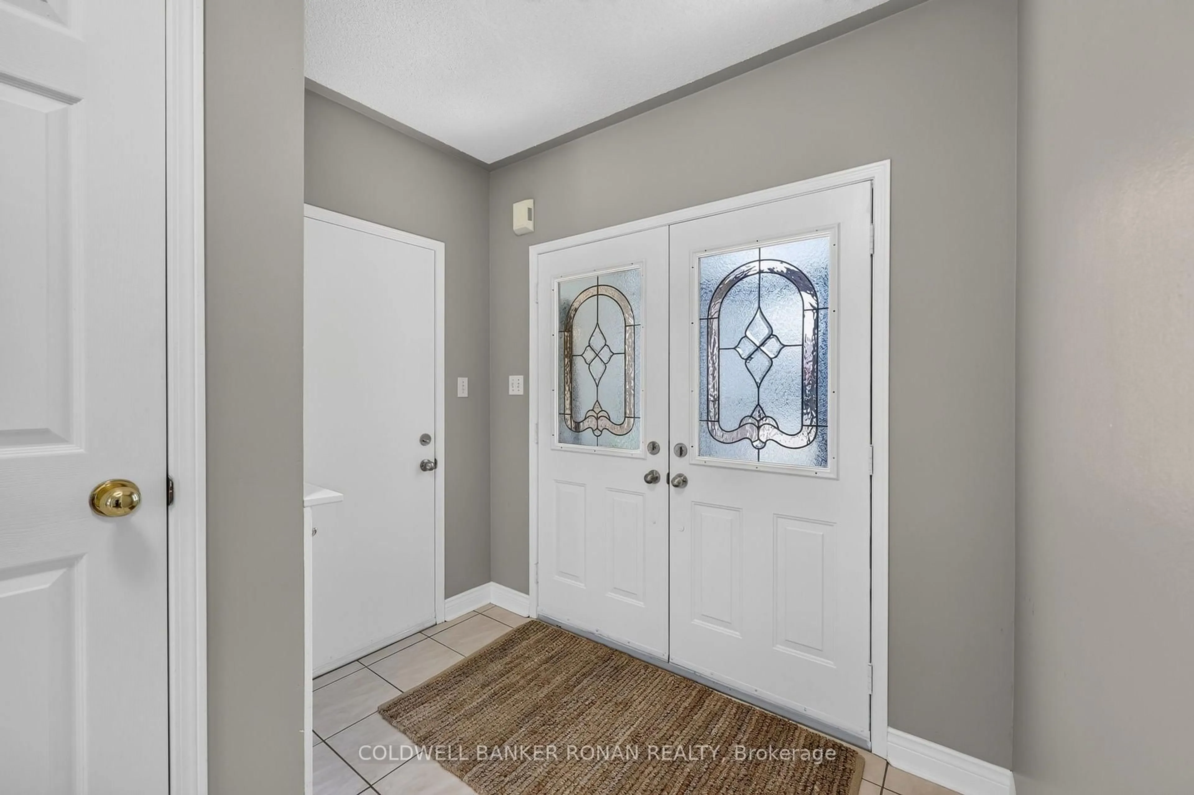 Indoor entryway for 61 Darling Cres, New Tecumseth Ontario L9R 1P5