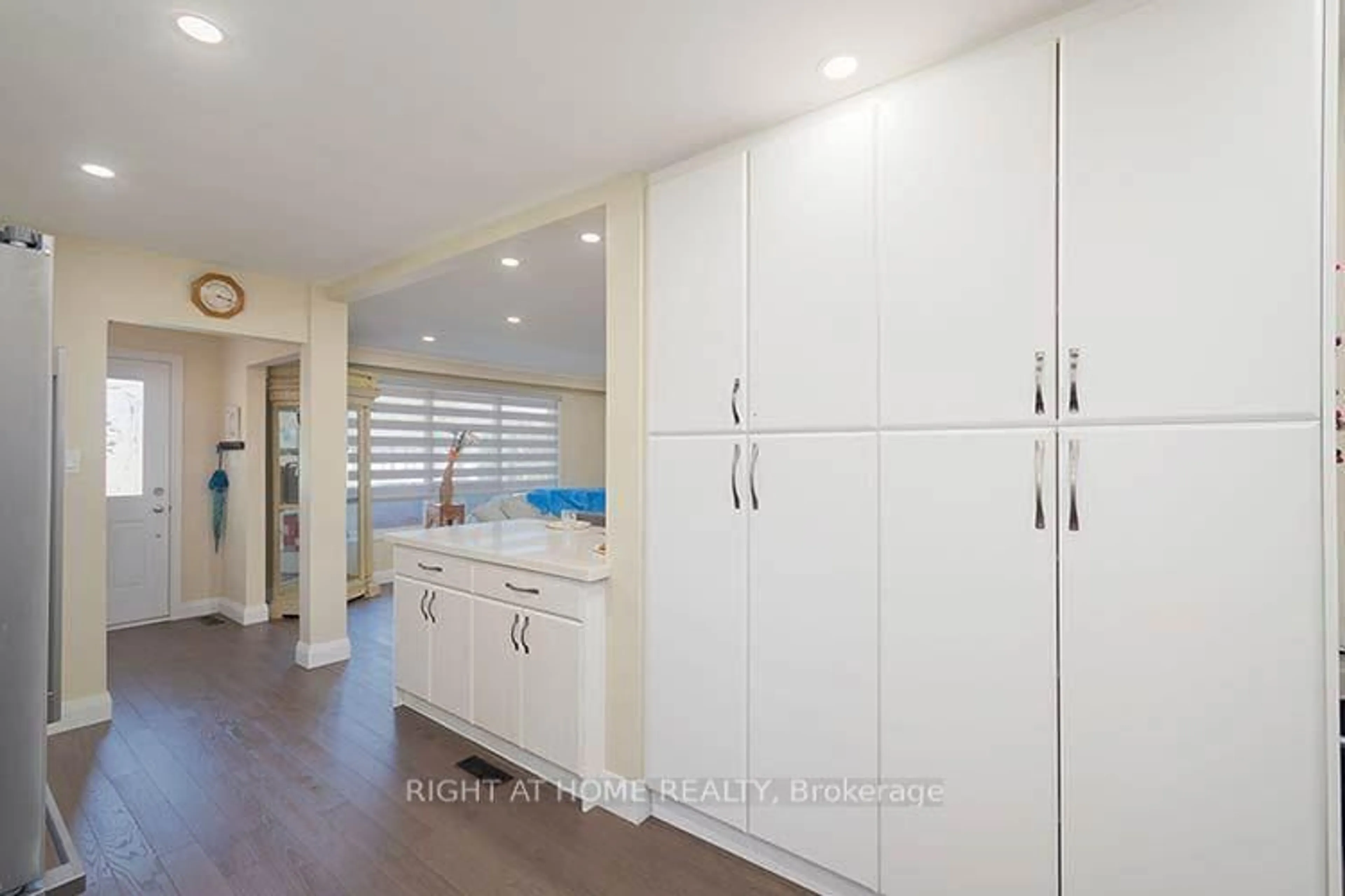 Unknown for 304 Roywood Cres, Newmarket Ontario L3Y 1A5