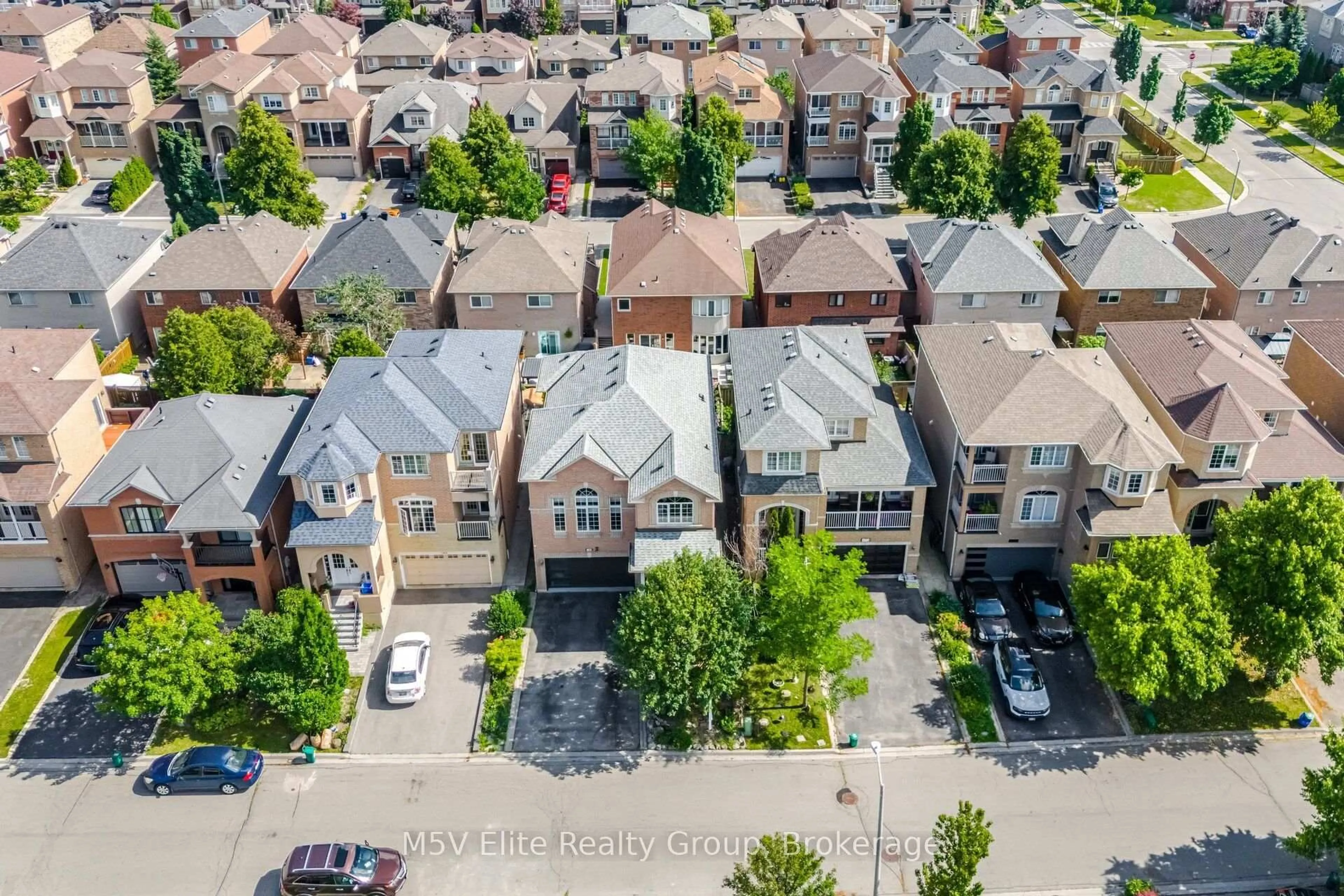 A pic from outside/outdoor area/front of a property/back of a property/a pic from drone, street for 168 Sail Cres, Vaughan Ontario L6A 2Z2