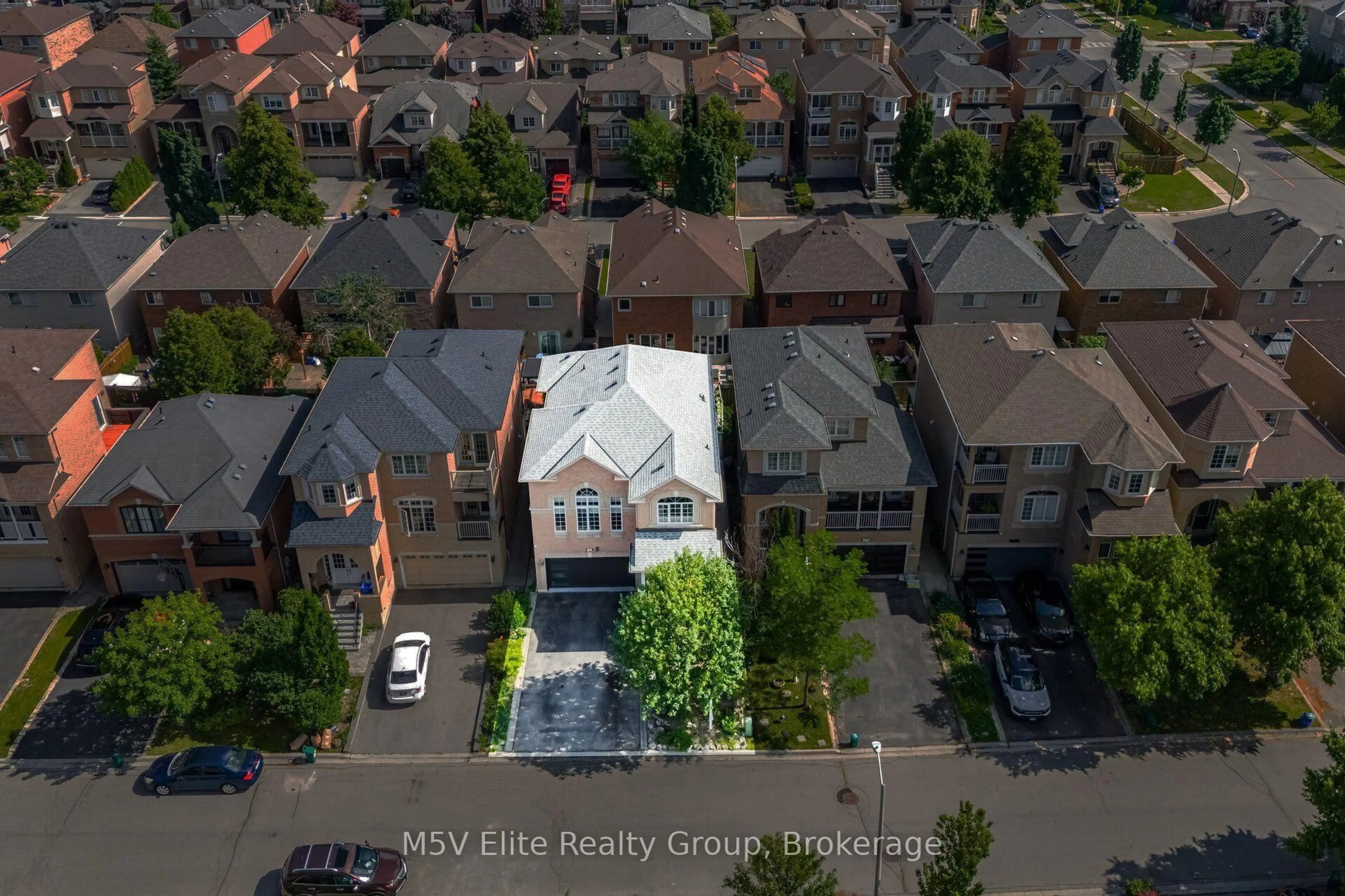 A pic from outside/outdoor area/front of a property/back of a property/a pic from drone, city buildings view from balcony for 168 Sail Cres, Vaughan Ontario L6A 2Z2