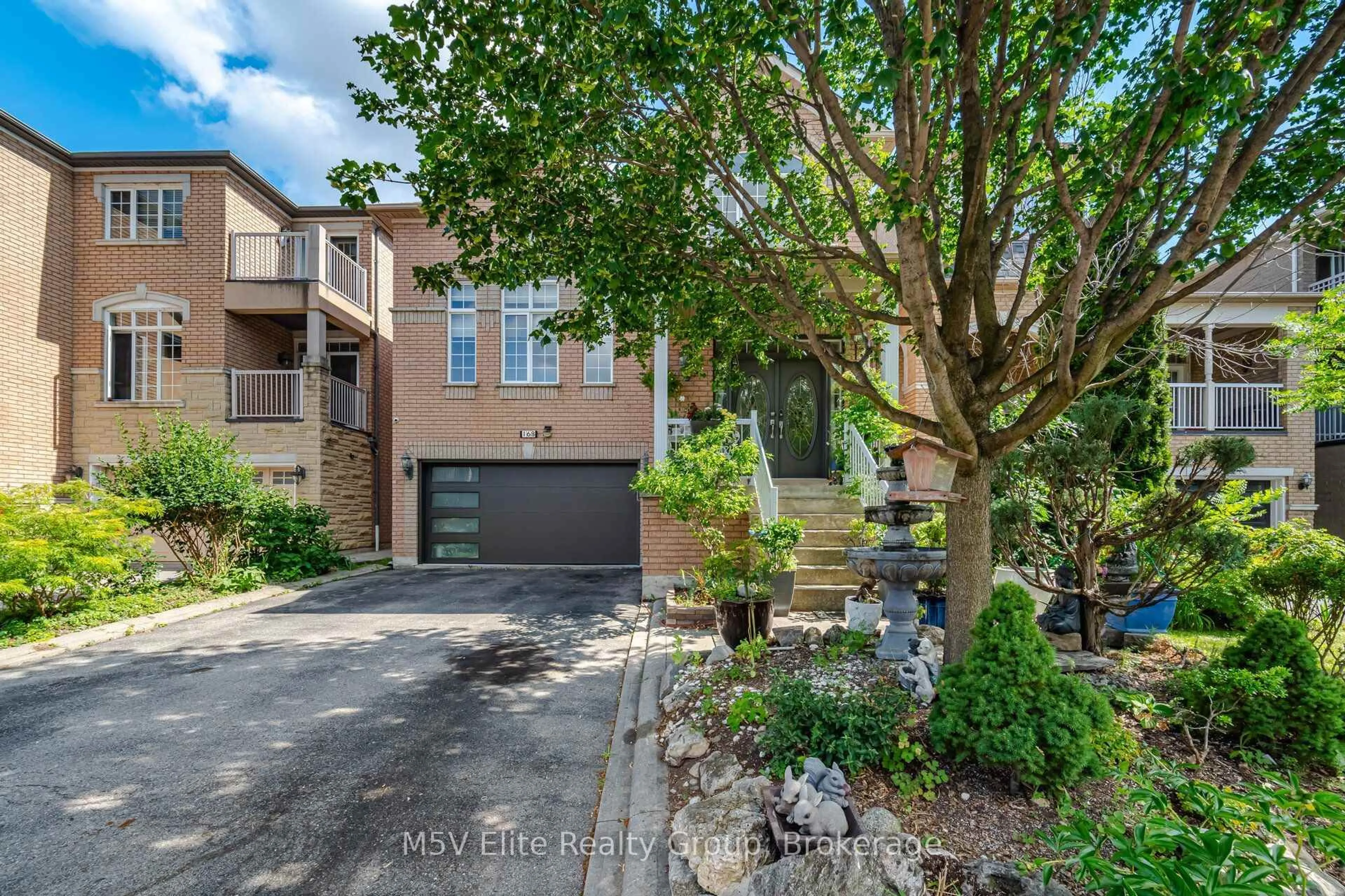 A pic from outside/outdoor area/front of a property/back of a property/a pic from drone, street for 168 Sail Cres, Vaughan Ontario L6A 2Z2
