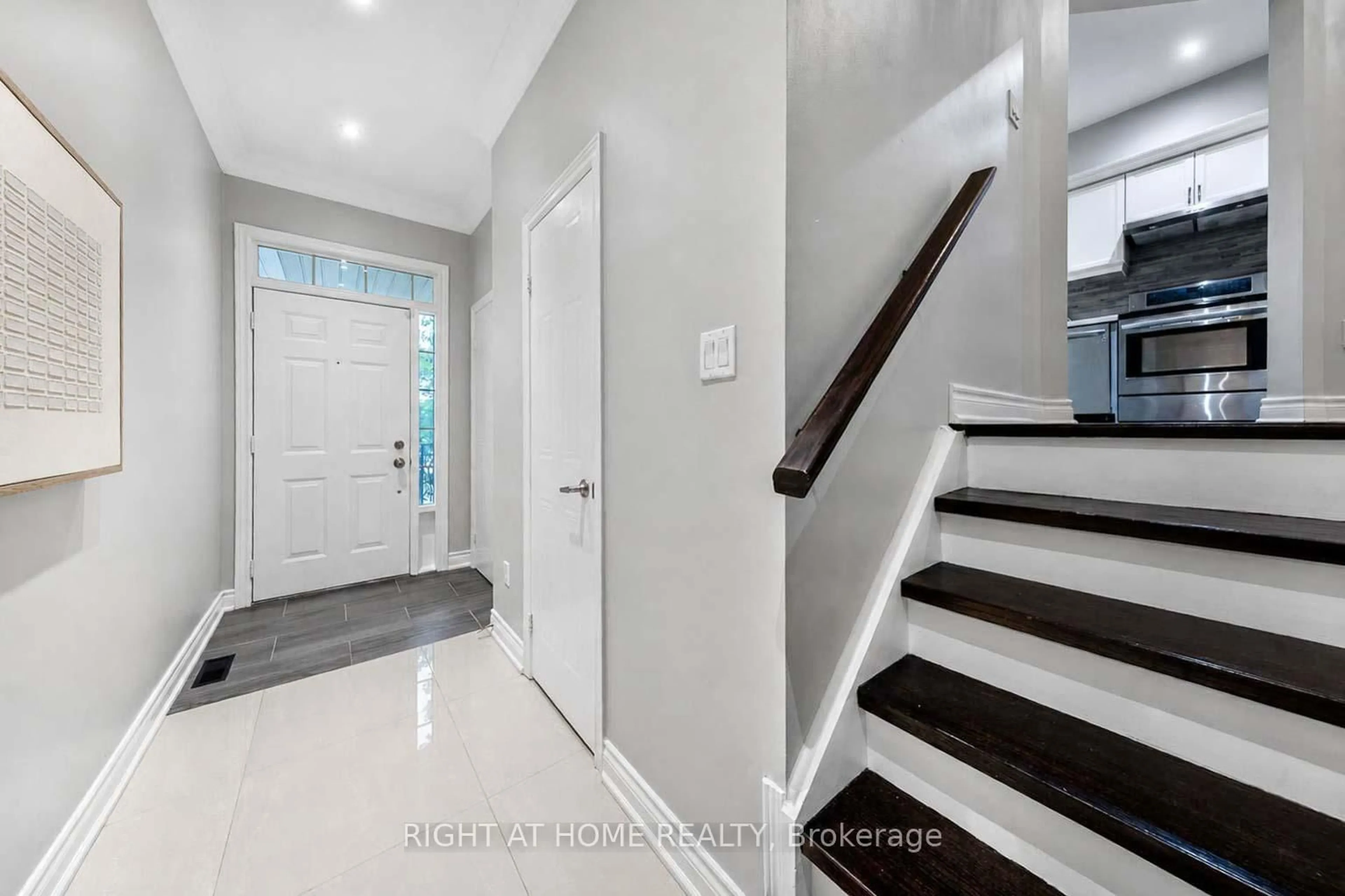 Indoor entryway for 23 Observatory Lane #204, Richmond Hill Ontario L4C 0M7
