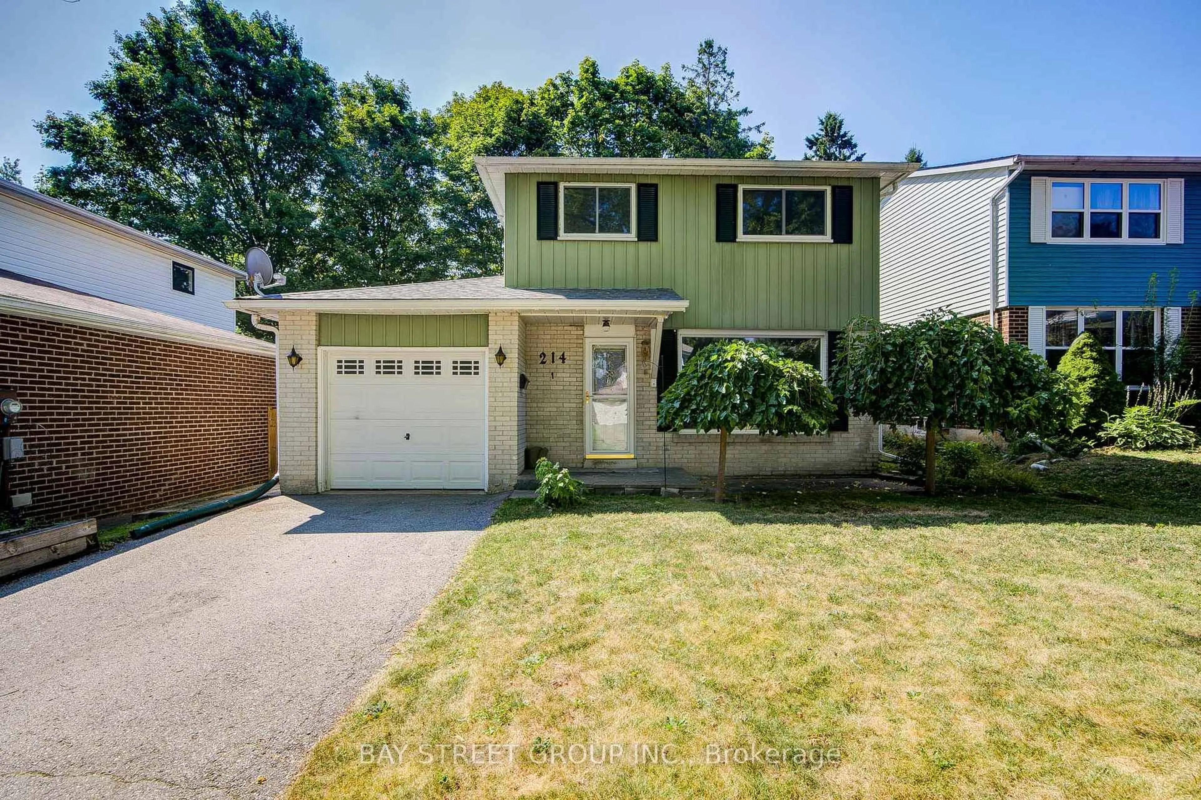 Home with vinyl exterior material, street for 214 William Roe Blvd, Newmarket Ontario L3Y 1B5