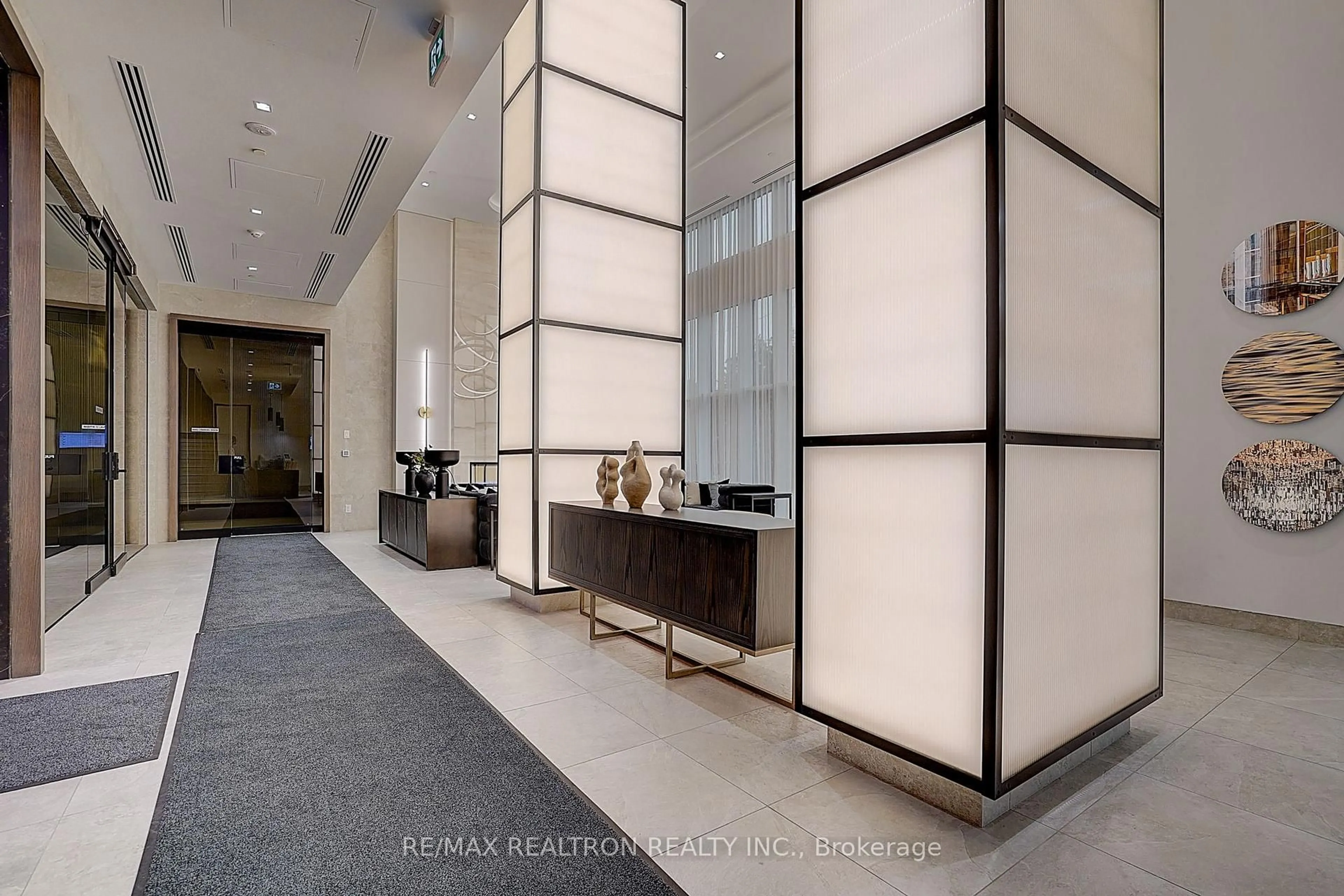 Indoor foyer for 8888 Yonge St #426, Richmond Hill Ontario L4C 5V6
