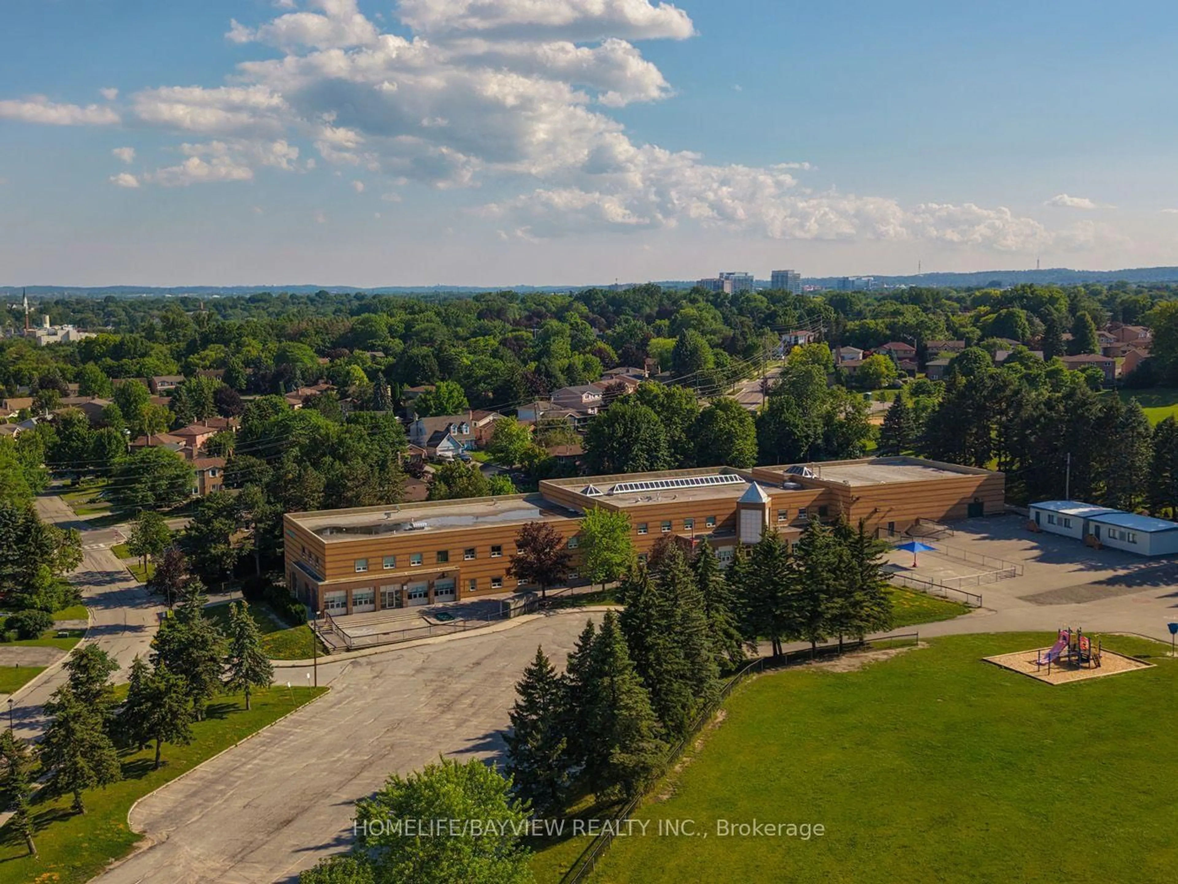 A pic from outside/outdoor area/front of a property/back of a property/a pic from drone, unknown for 513 Bristol Rd, Newmarket Ontario L3Y 6T4
