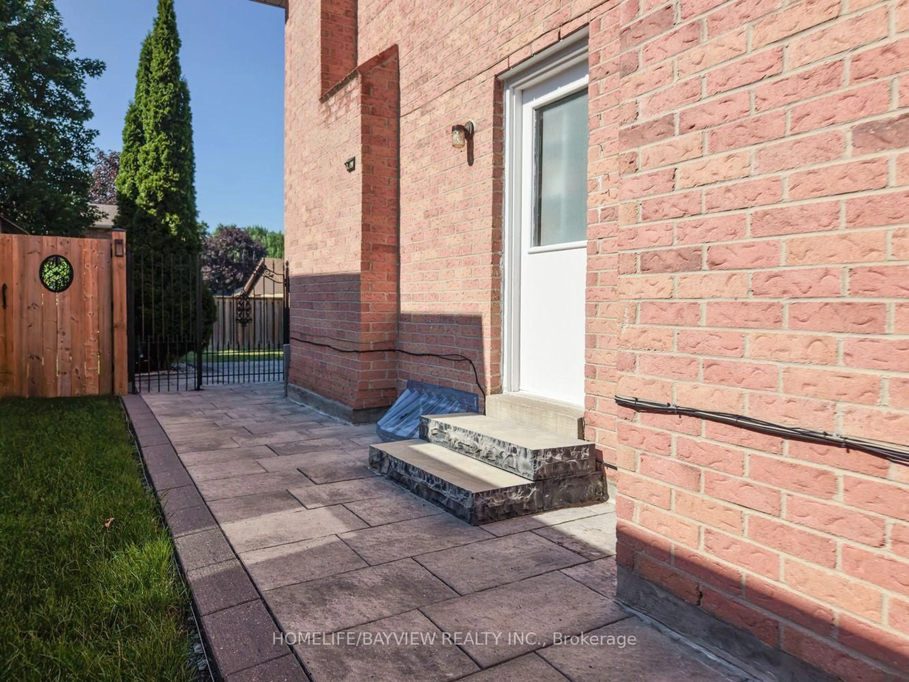 Home with brick exterior material, street for 513 Bristol Rd, Newmarket Ontario L3Y 6T4
