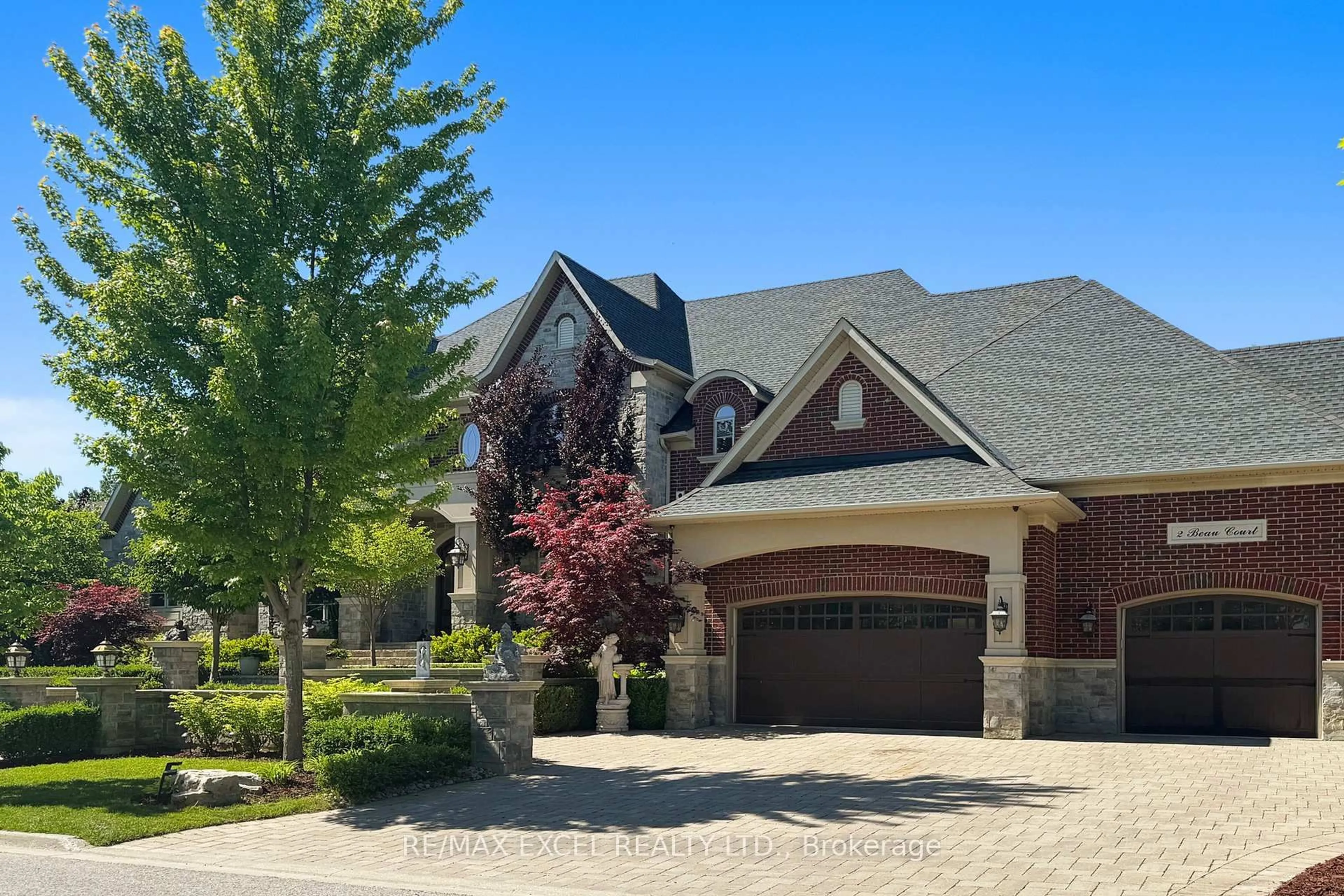 Home with brick exterior material, street for 2 Beau Crt, Aurora Ontario L4G 0H4